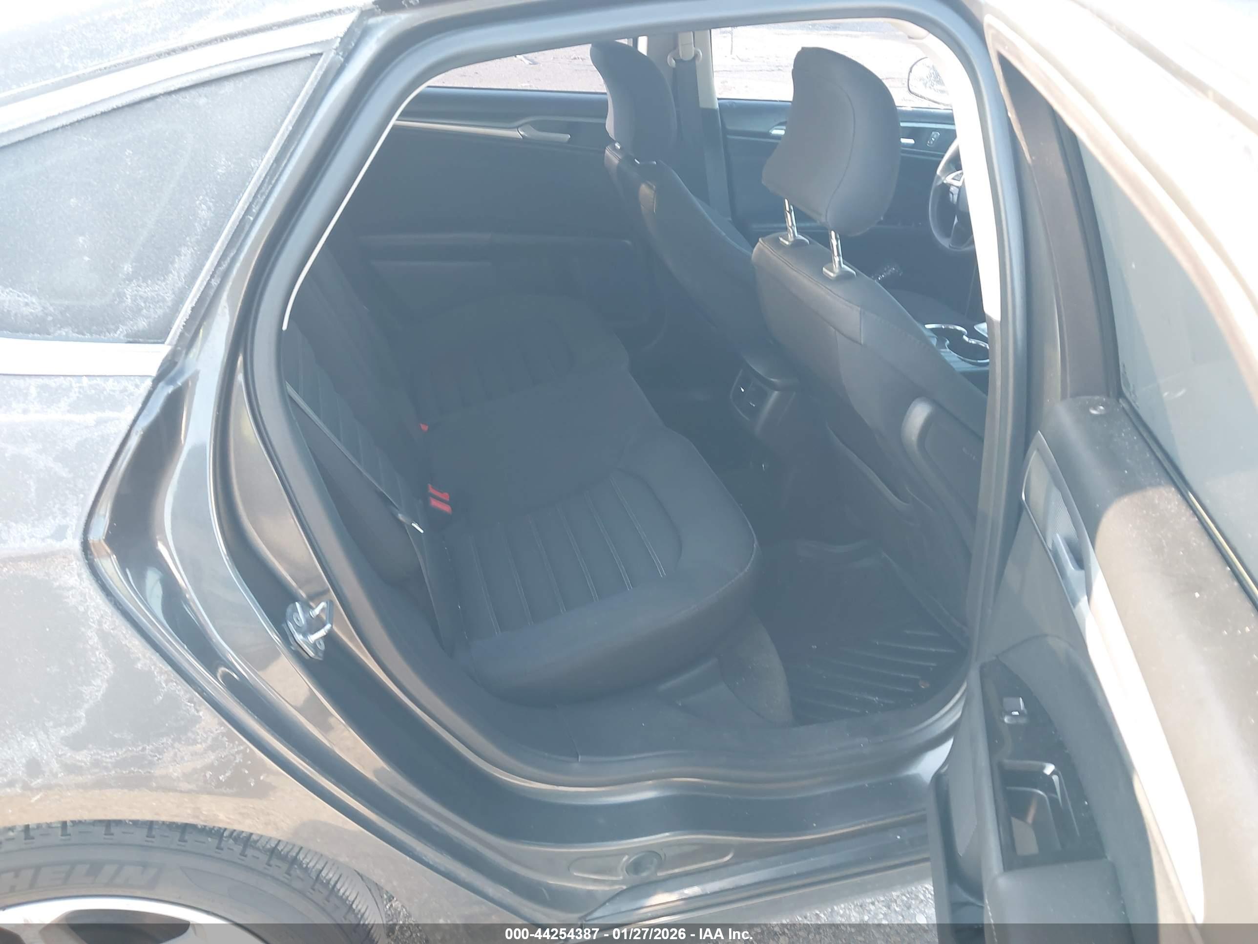 FORD FUSION image 8