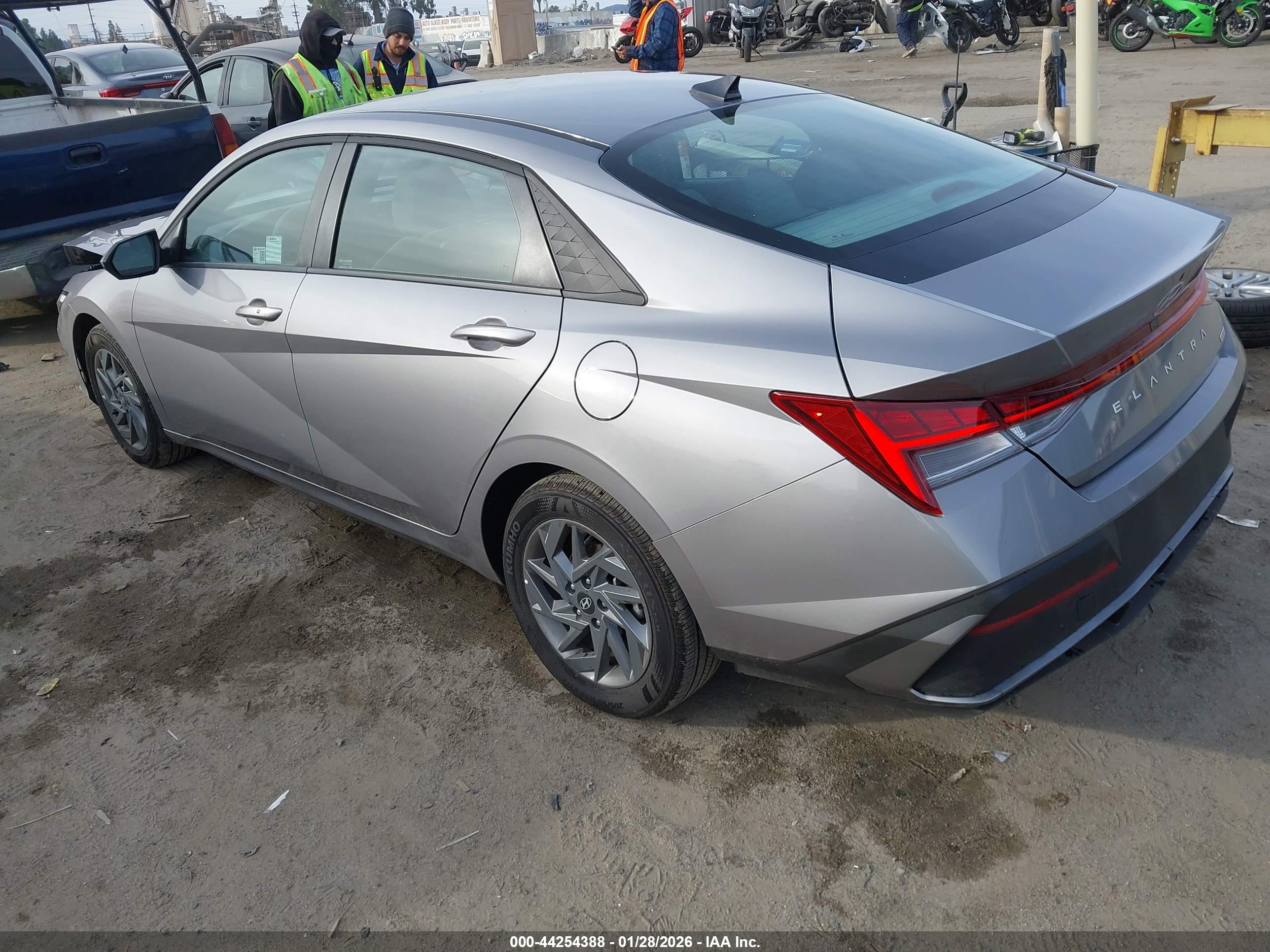 HYUNDAI ELANTRA image 3