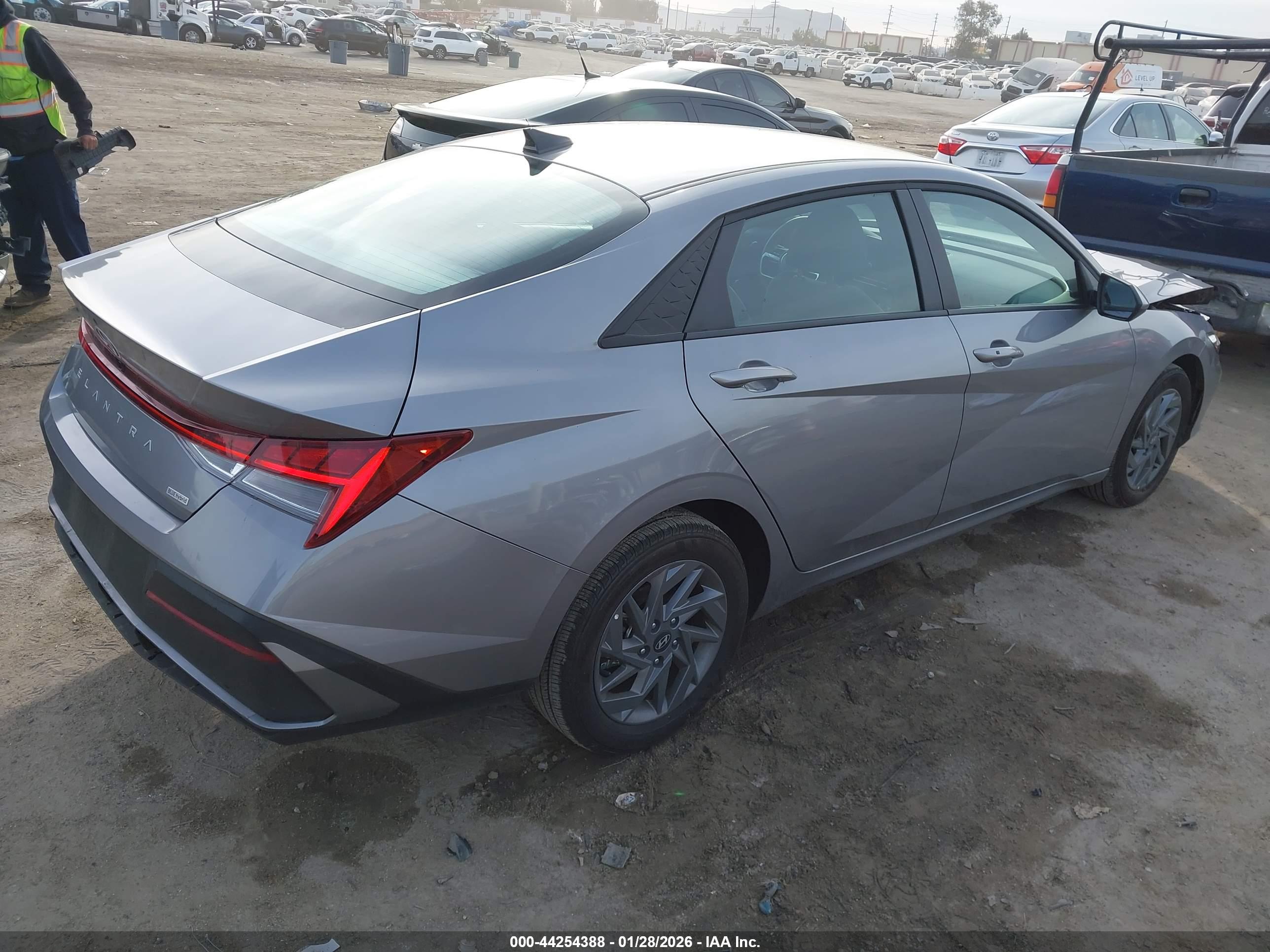 HYUNDAI ELANTRA image 4