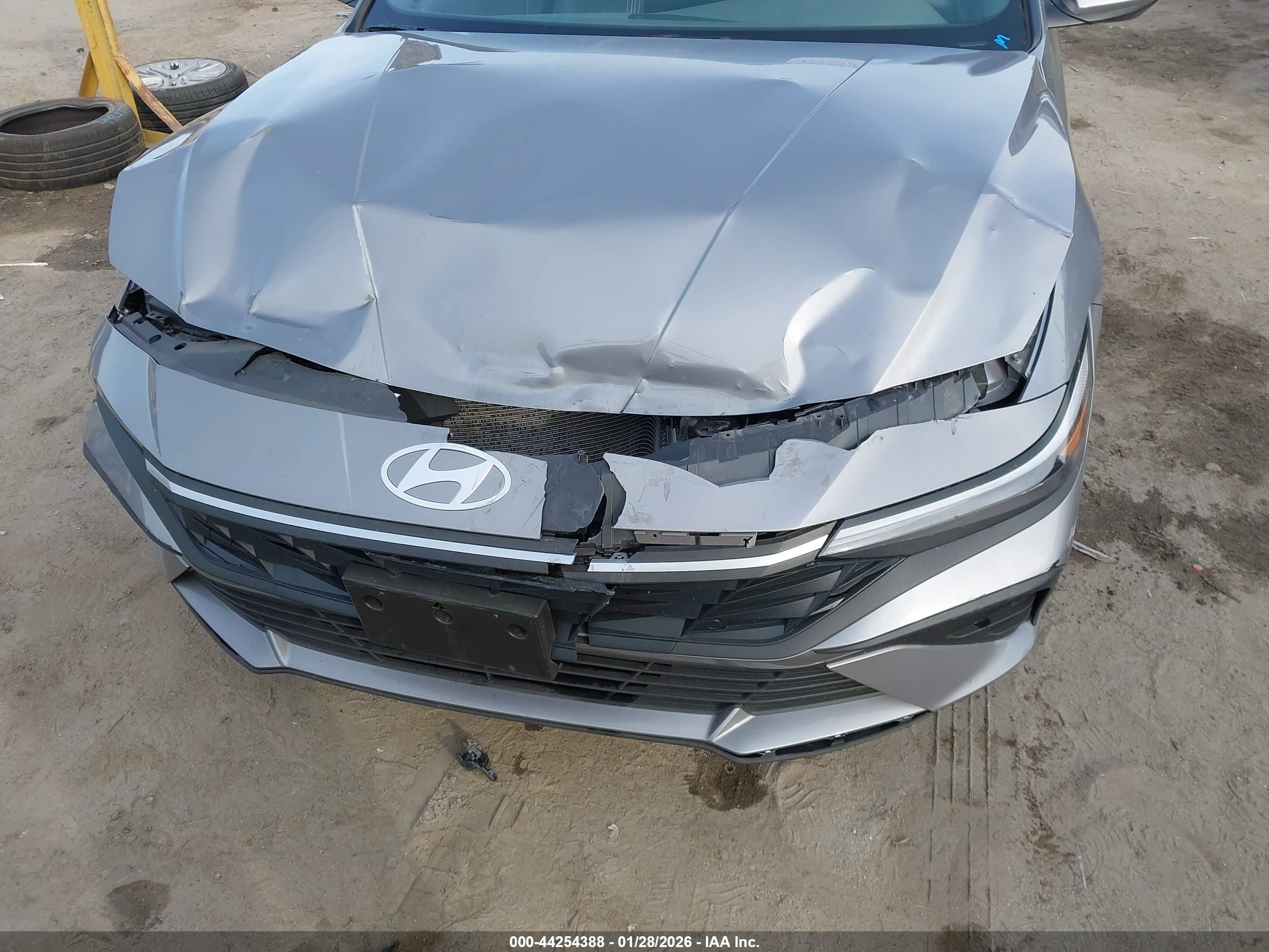 HYUNDAI ELANTRA image 6