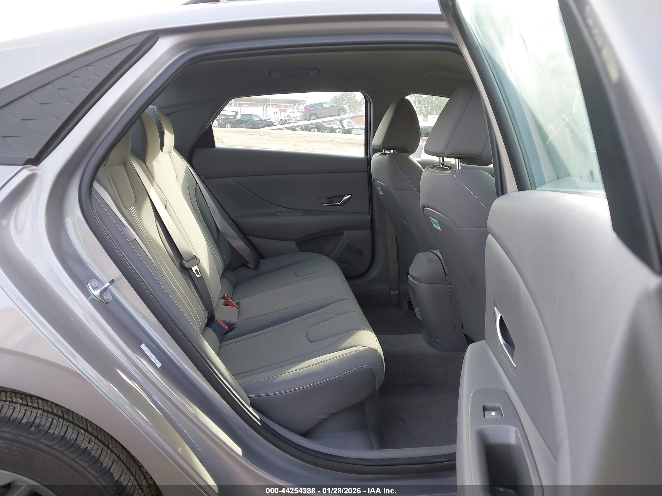HYUNDAI ELANTRA image 8