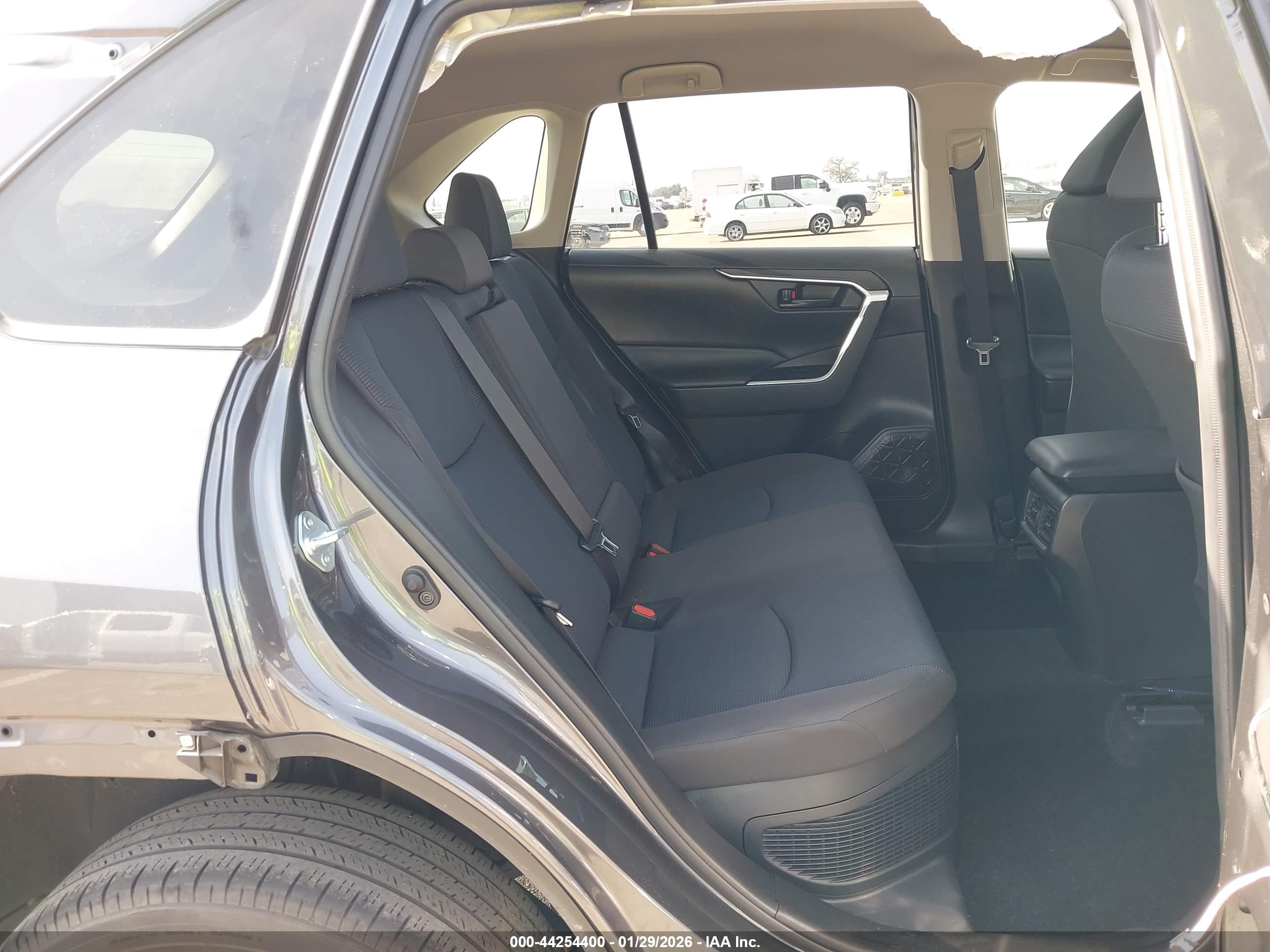TOYOTA RAV4 image 8