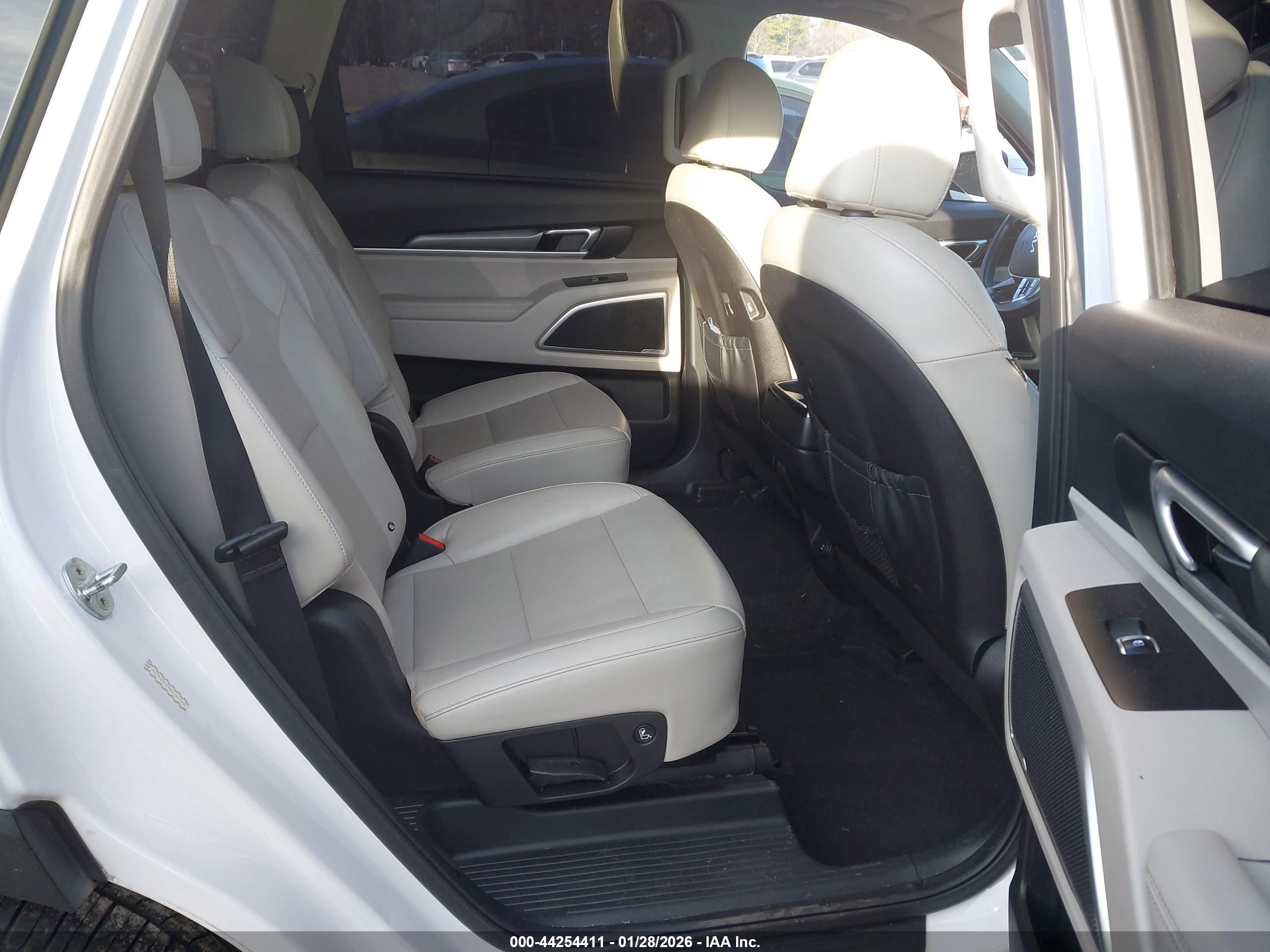 KIA TELLURIDE image 8