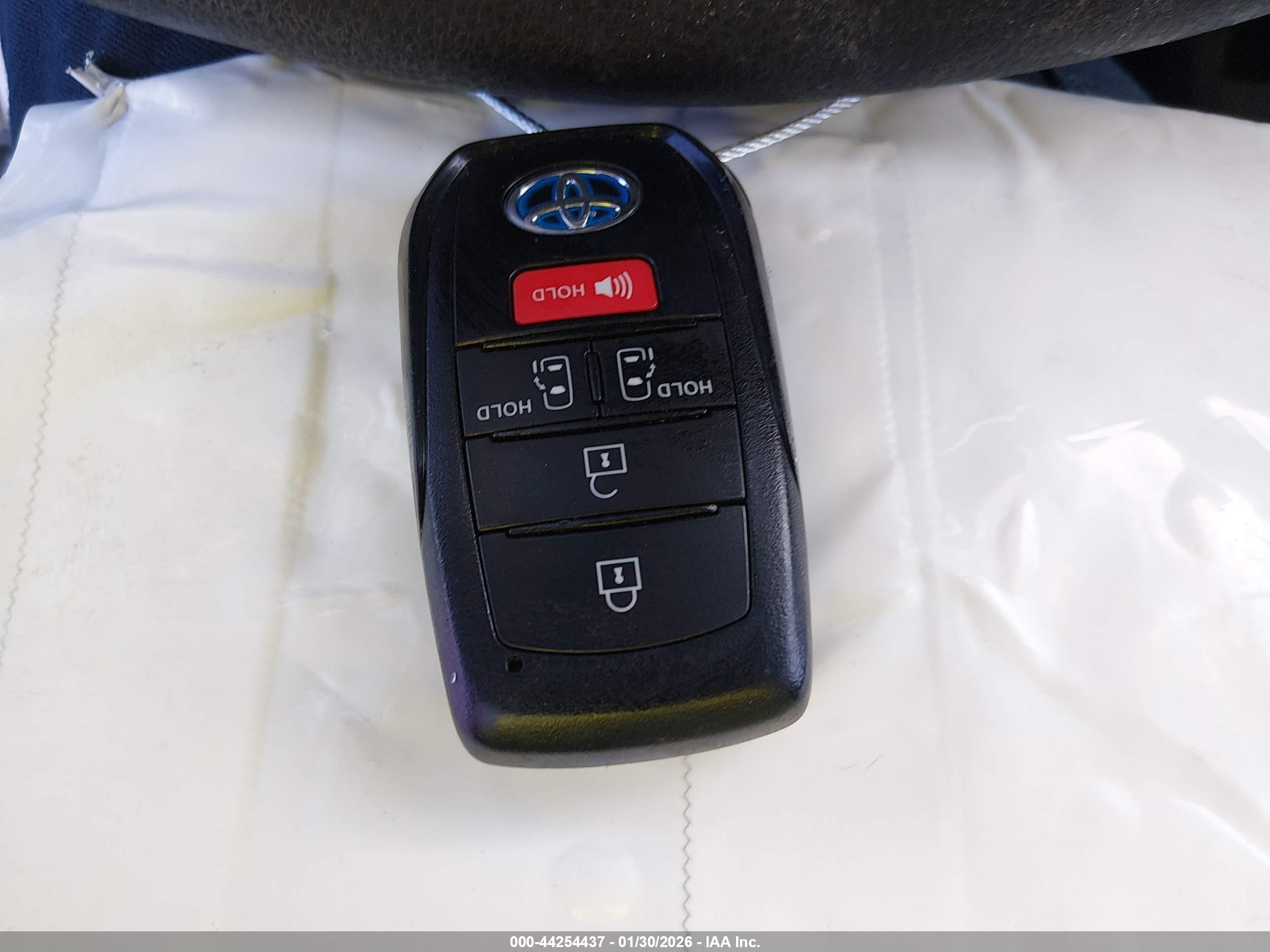 TOYOTA SIENNA image 11