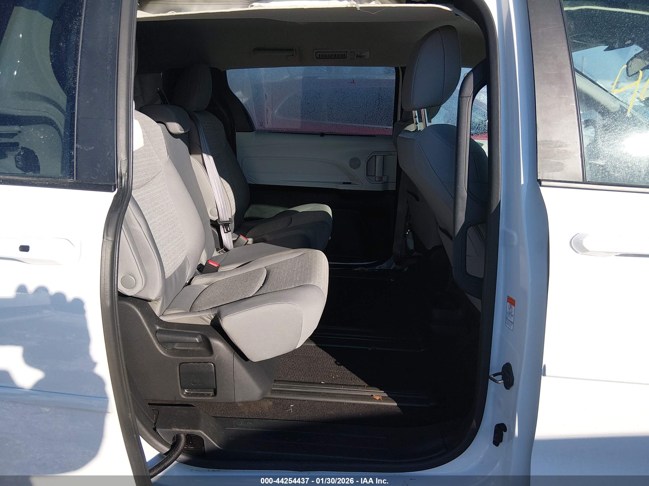 TOYOTA SIENNA image 8