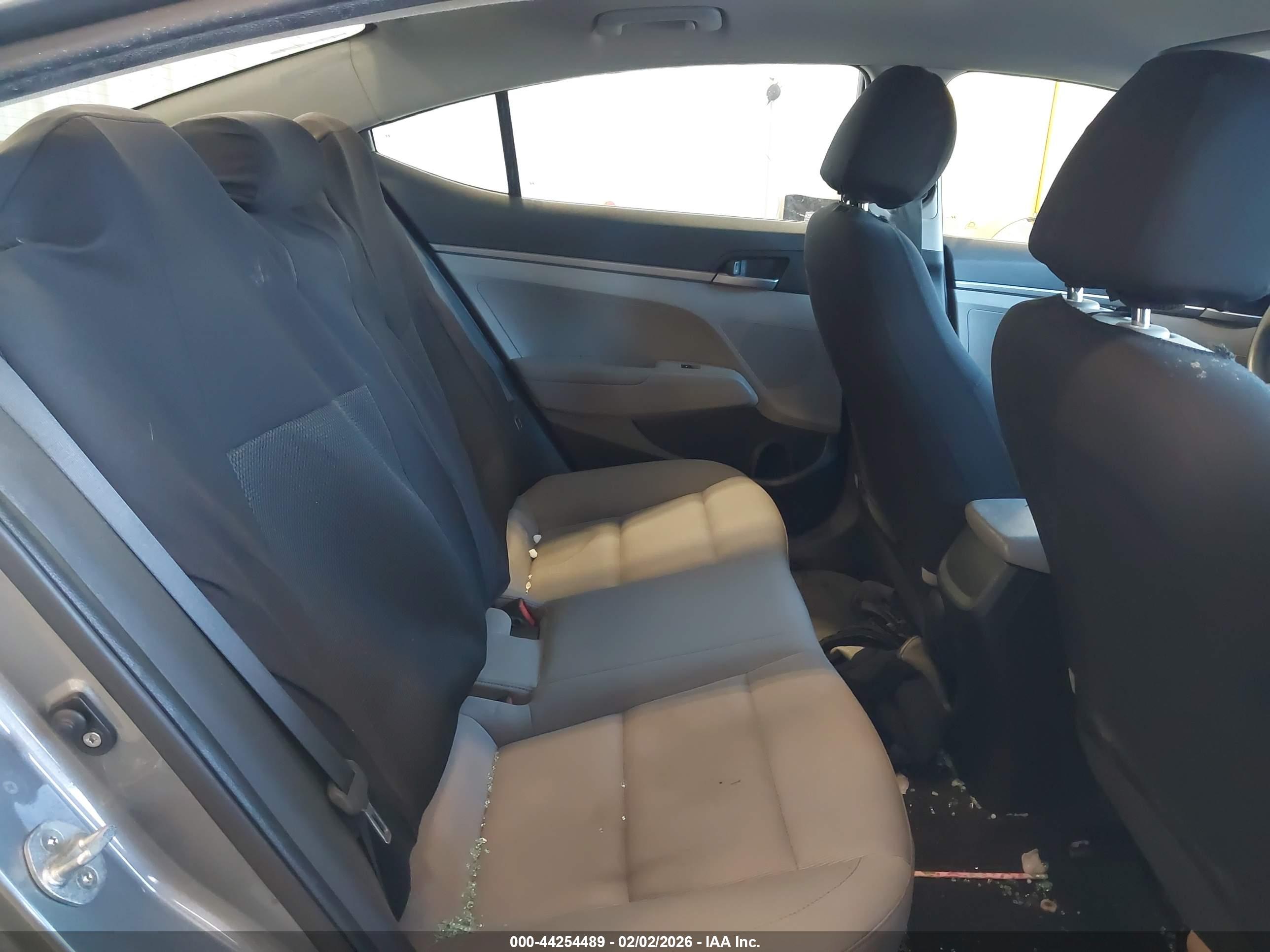 HYUNDAI ELANTRA image 8
