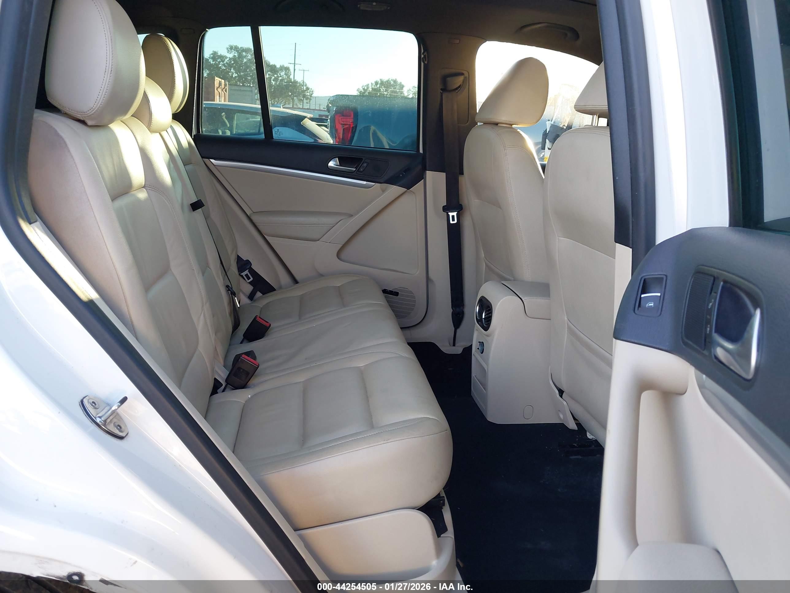 VOLKSWAGEN TIGUAN image 8