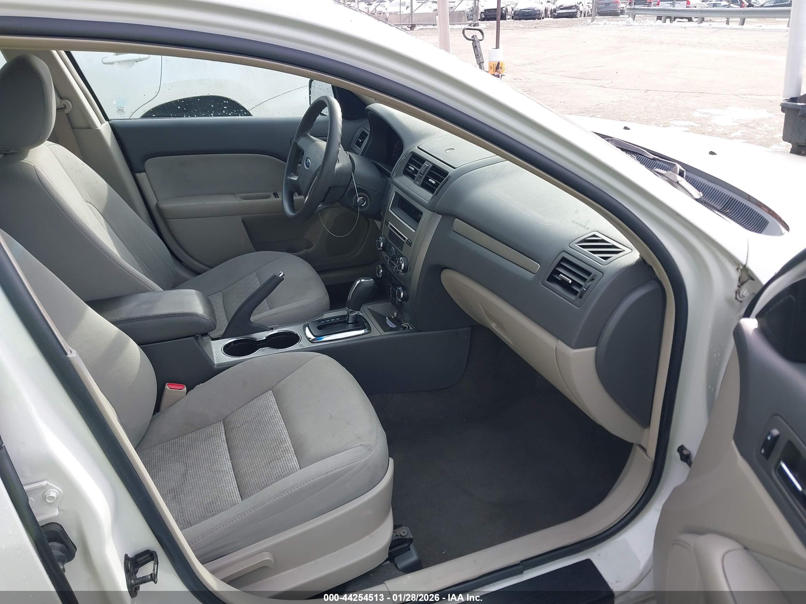 FORD FUSION image 5