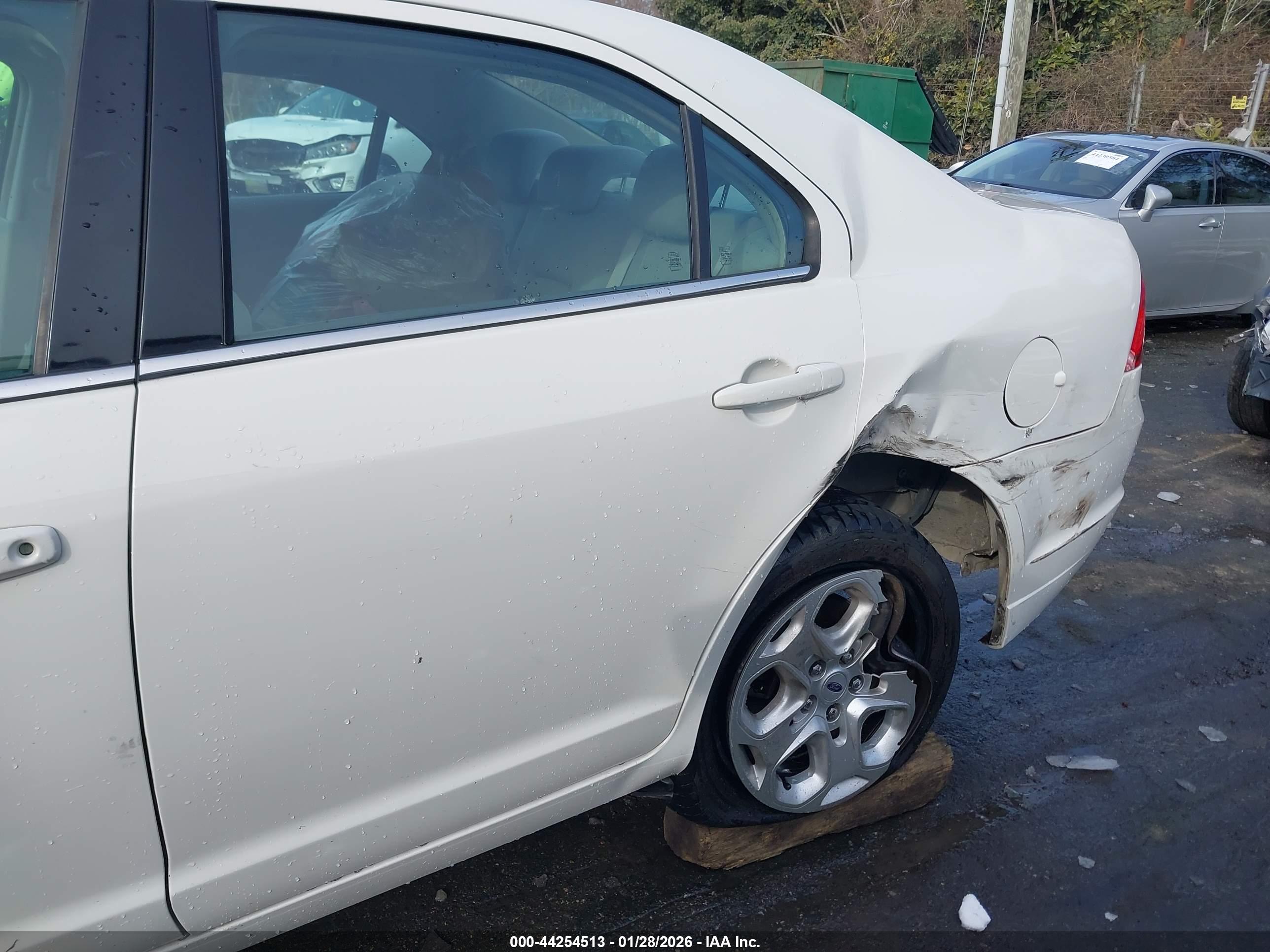 FORD FUSION image 6