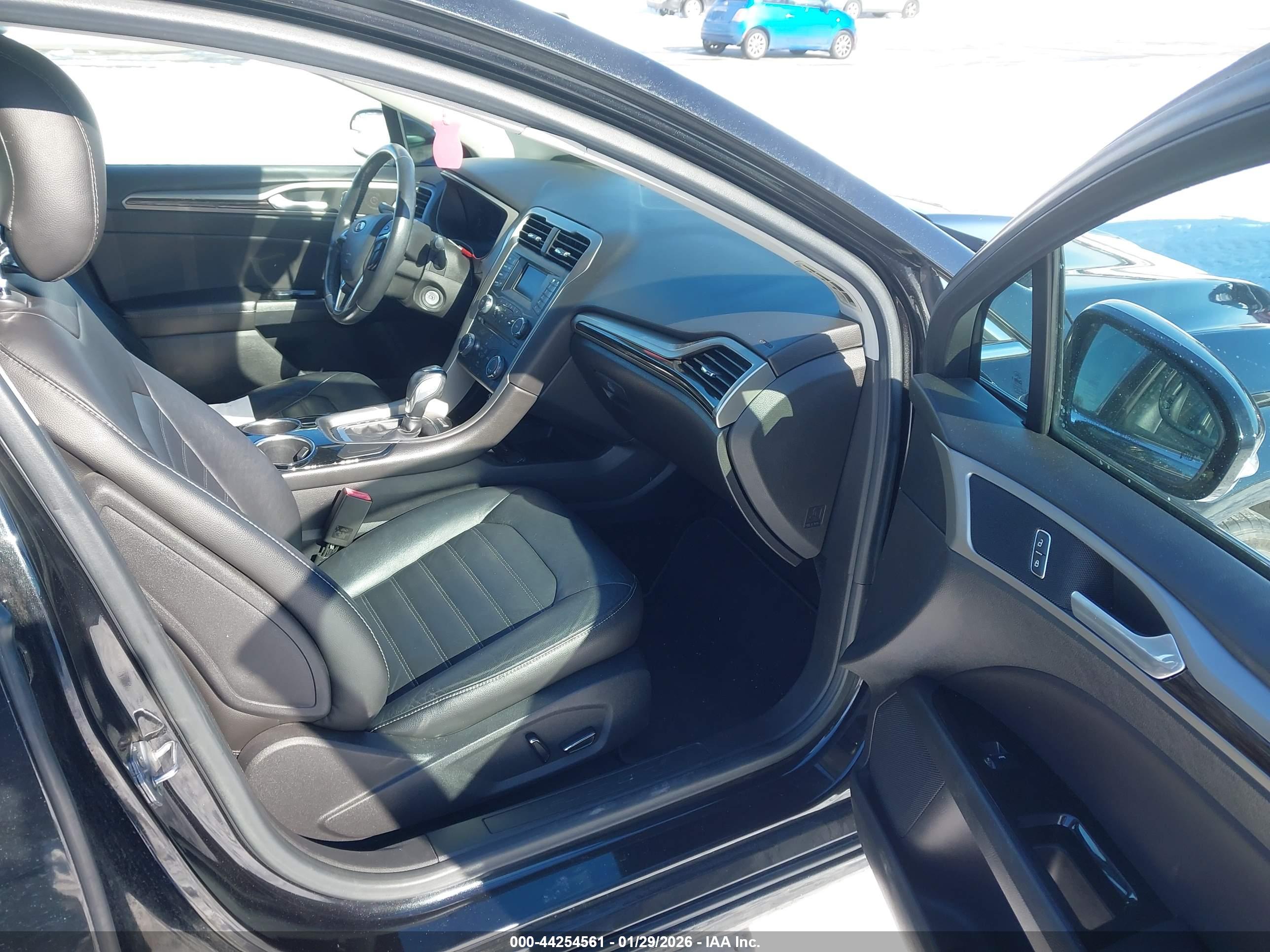 FORD FUSION image 5