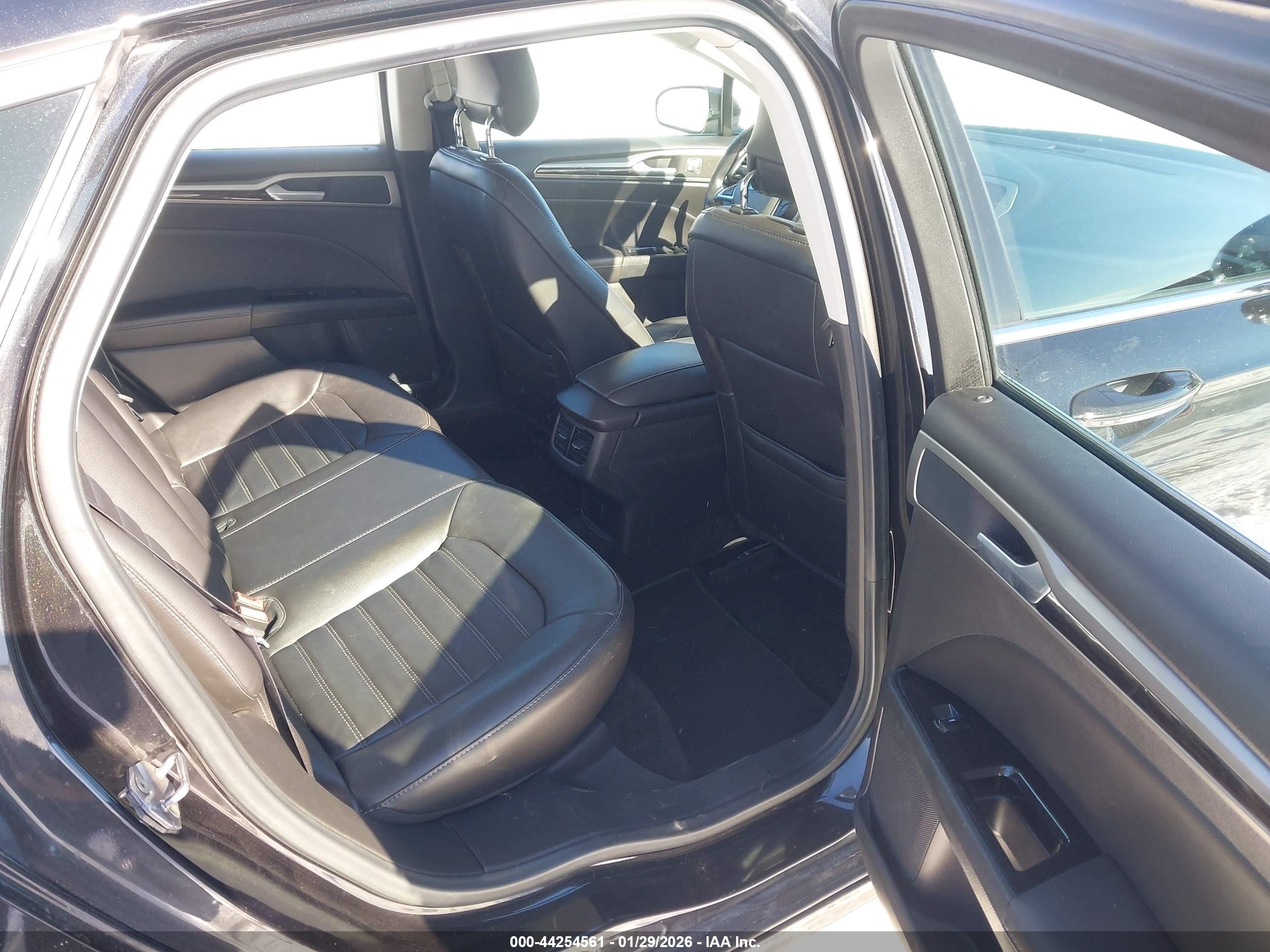 FORD FUSION image 8