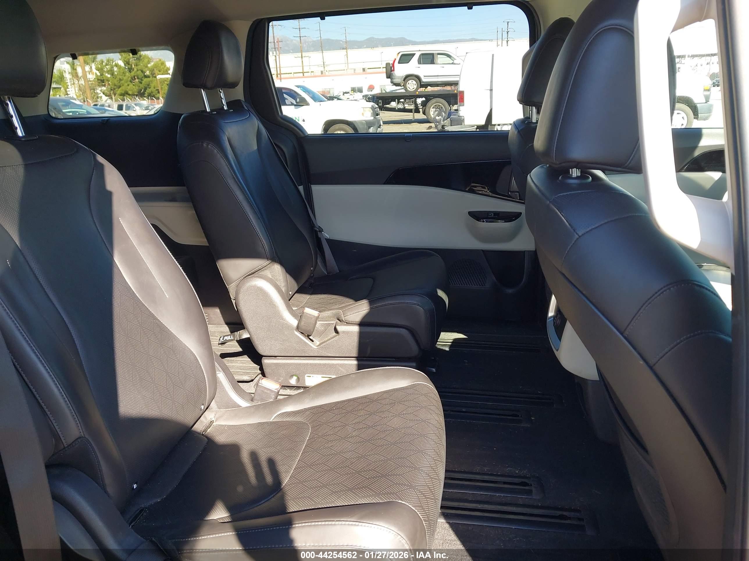 KIA CARNIVAL image 8