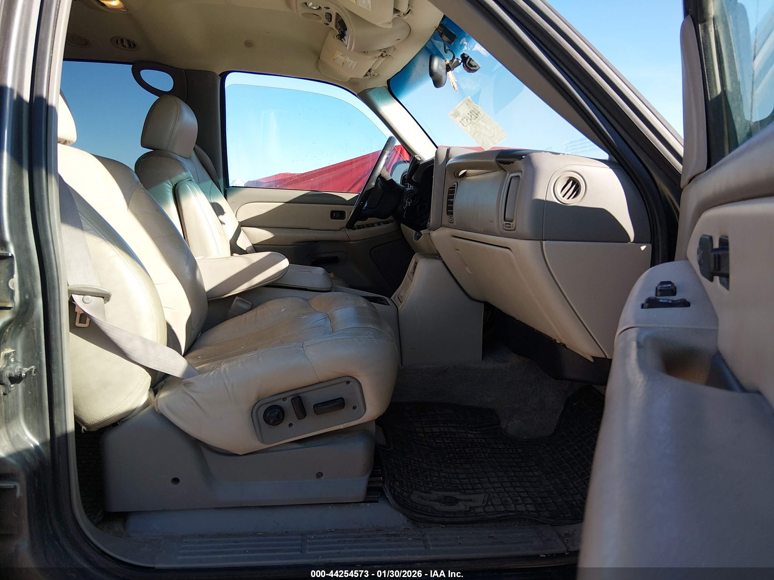 CHEVROLET SUBURBAN image 5