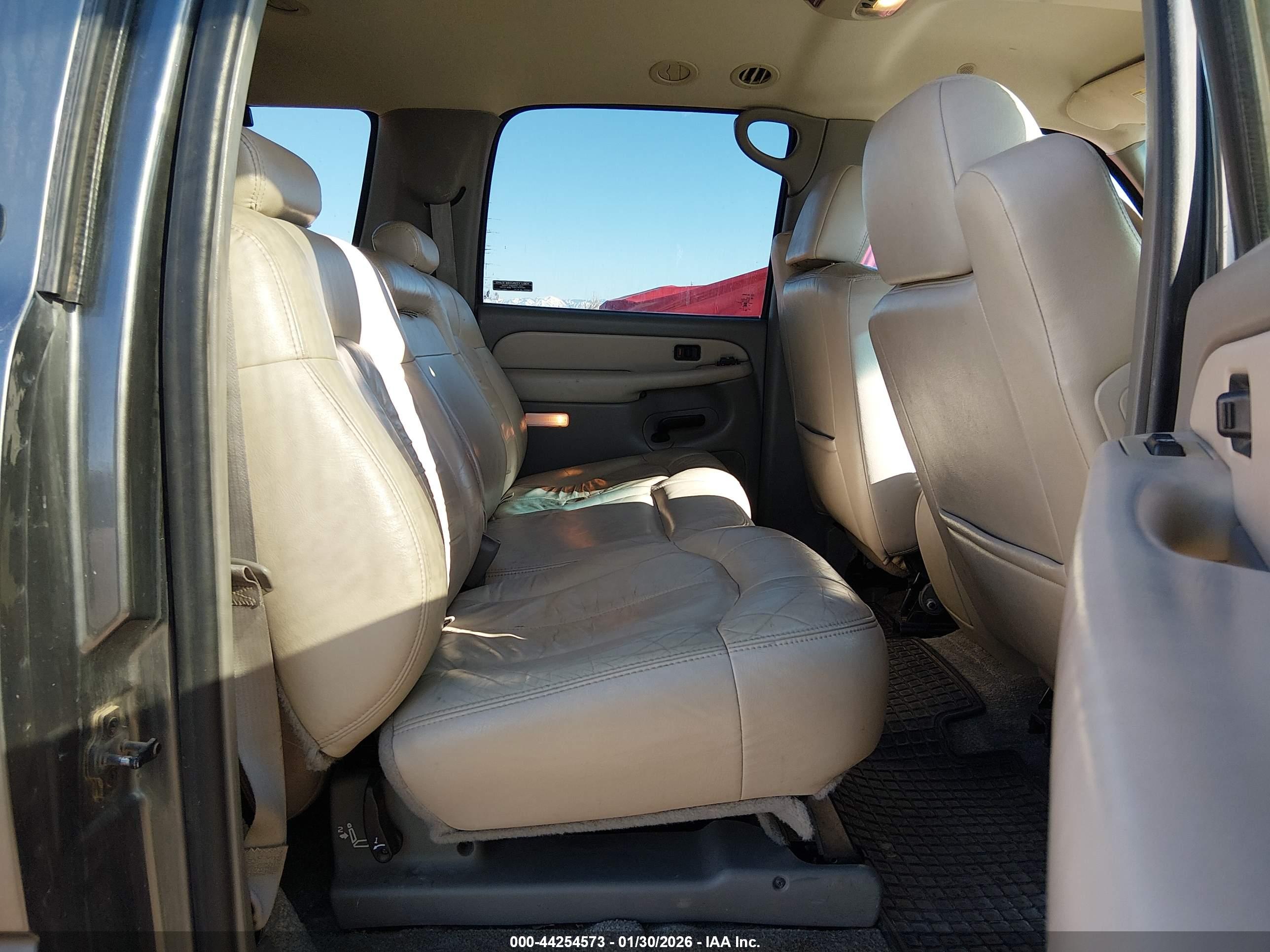 CHEVROLET SUBURBAN image 8