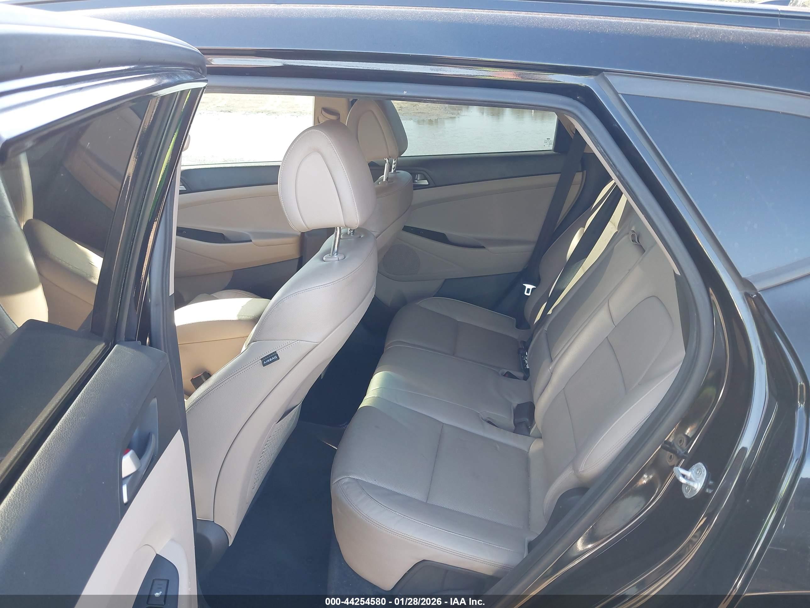 HYUNDAI TUCSON image 8