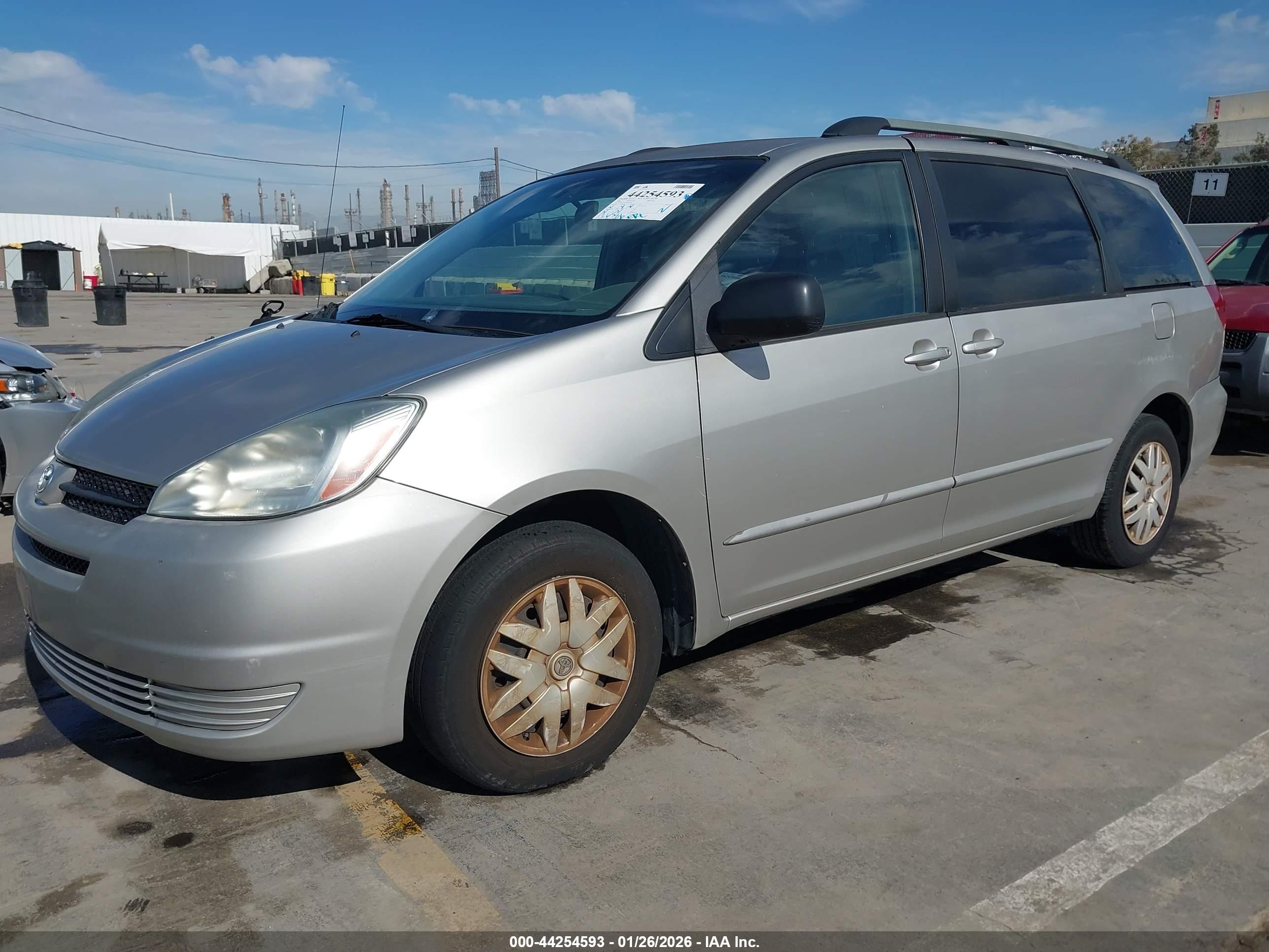 TOYOTA SIENNA image 2