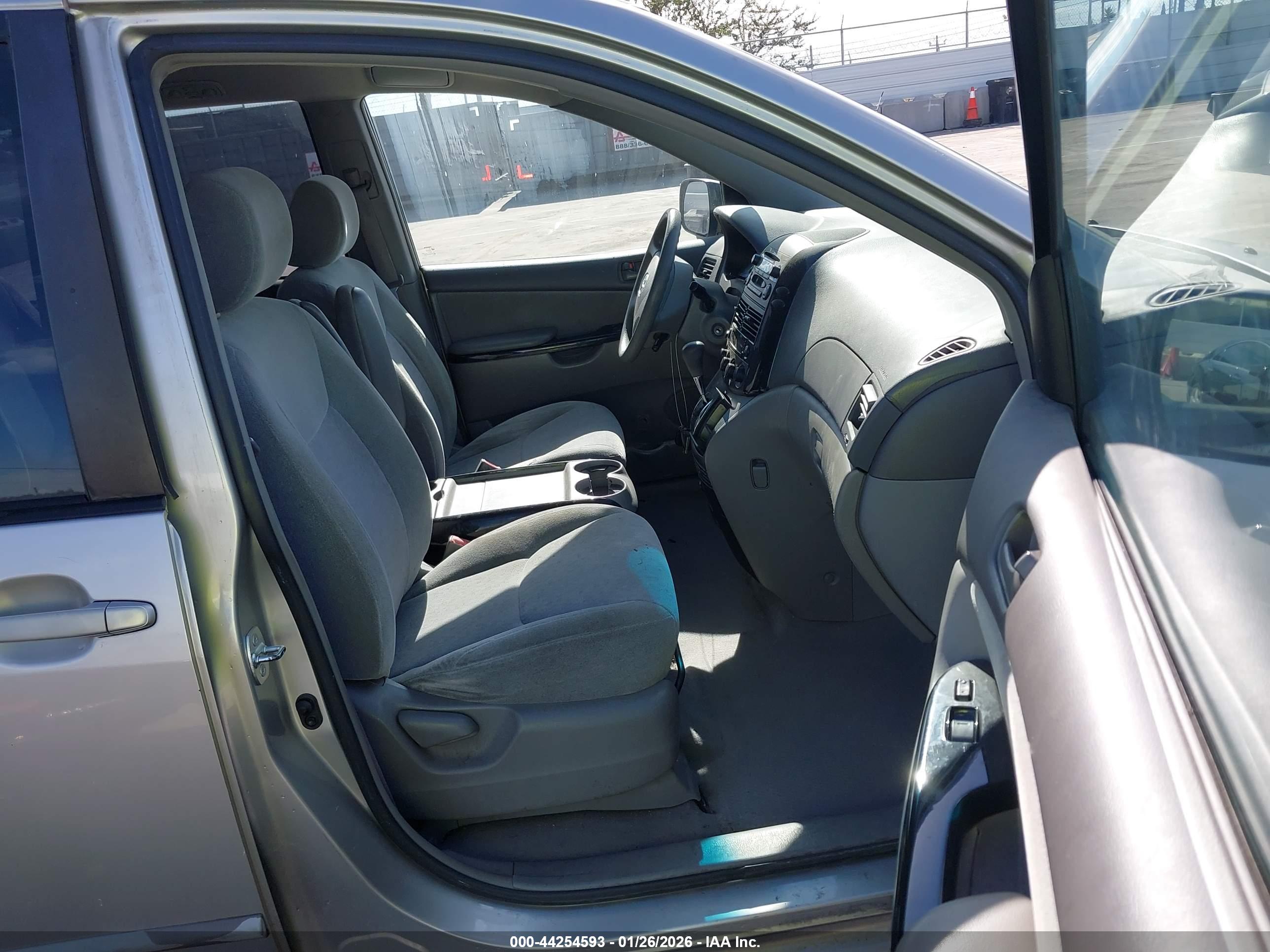 TOYOTA SIENNA image 5