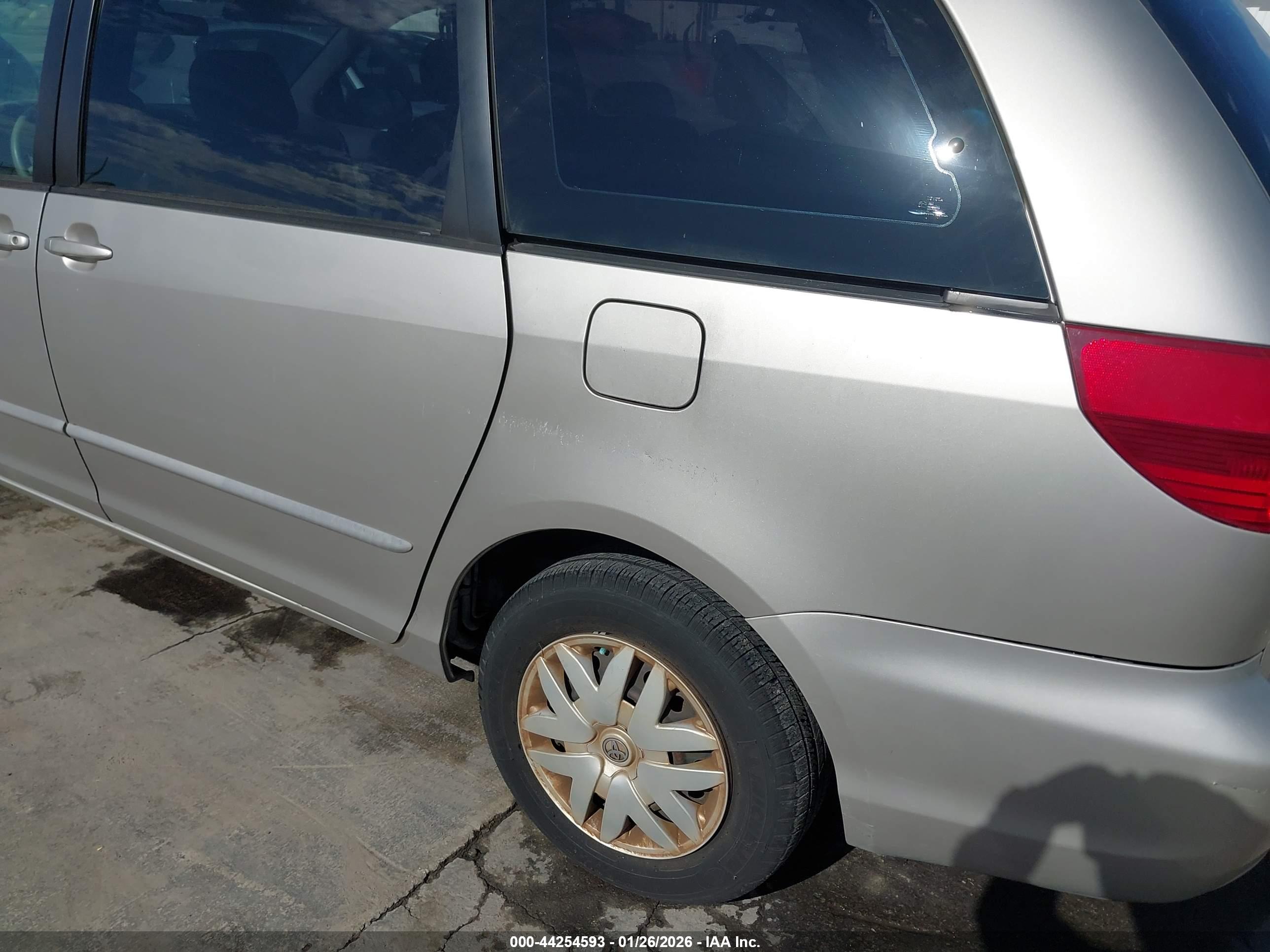 TOYOTA SIENNA image 6
