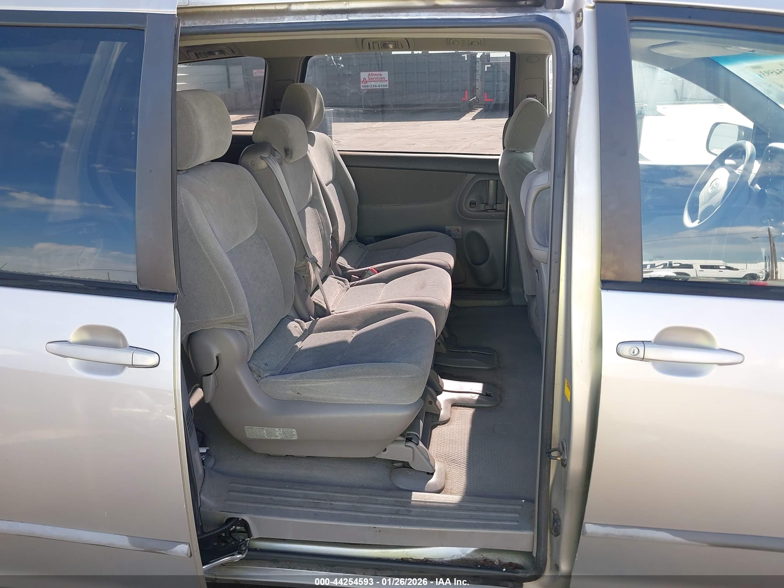 TOYOTA SIENNA image 8