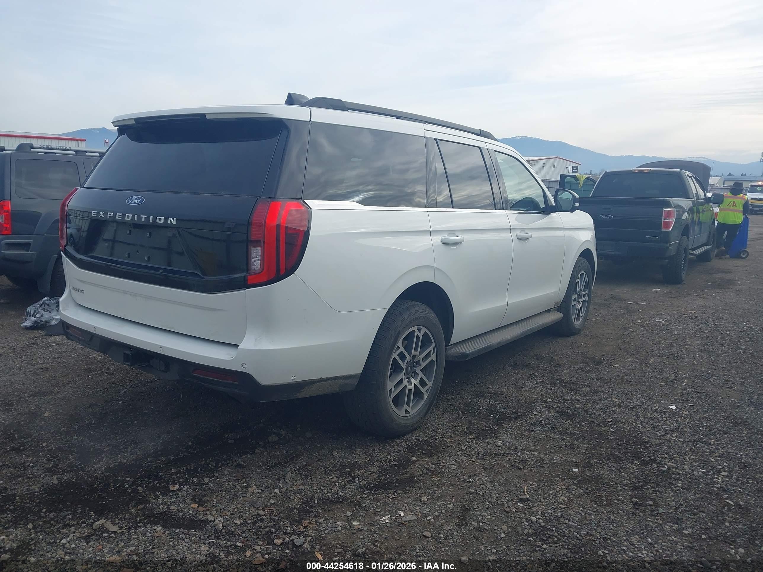 FORD EXPEDITION image 4
