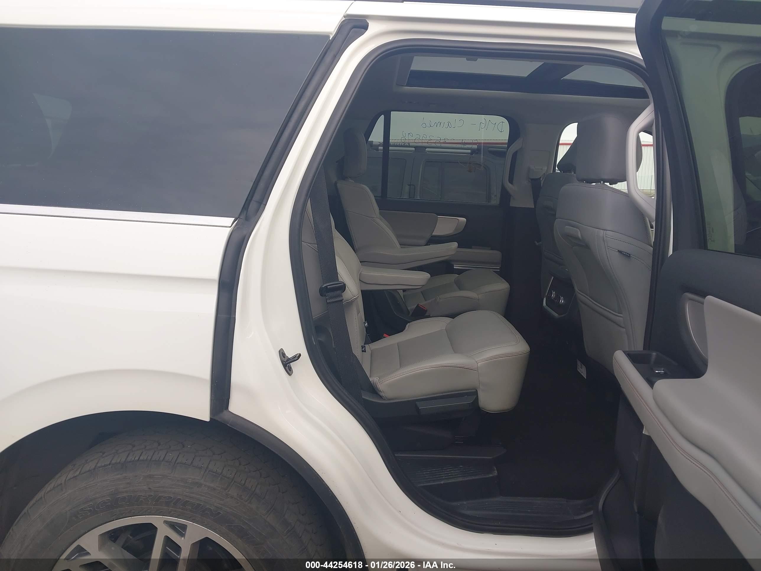 FORD EXPEDITION image 8