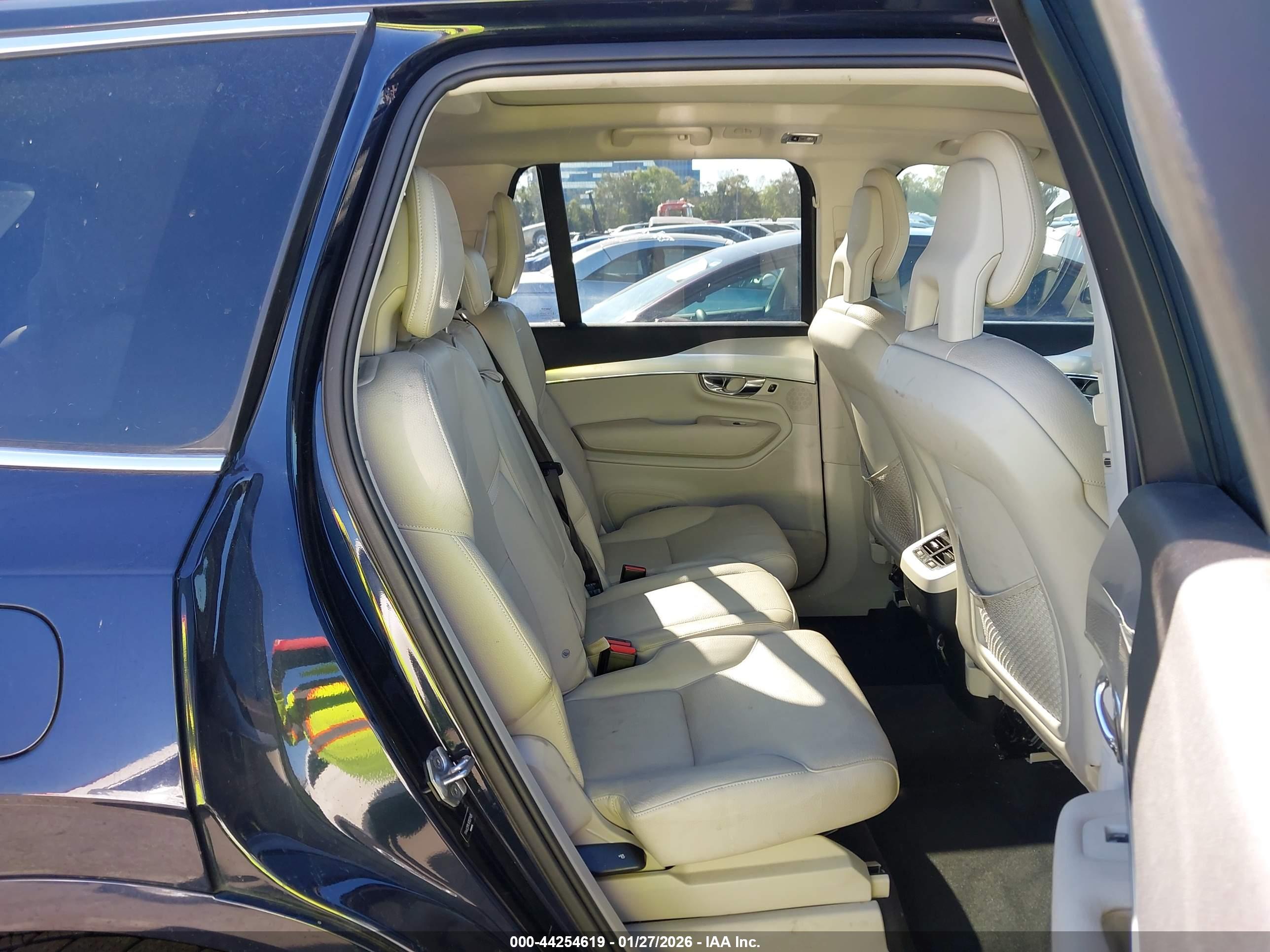 VOLVO XC90 image 8