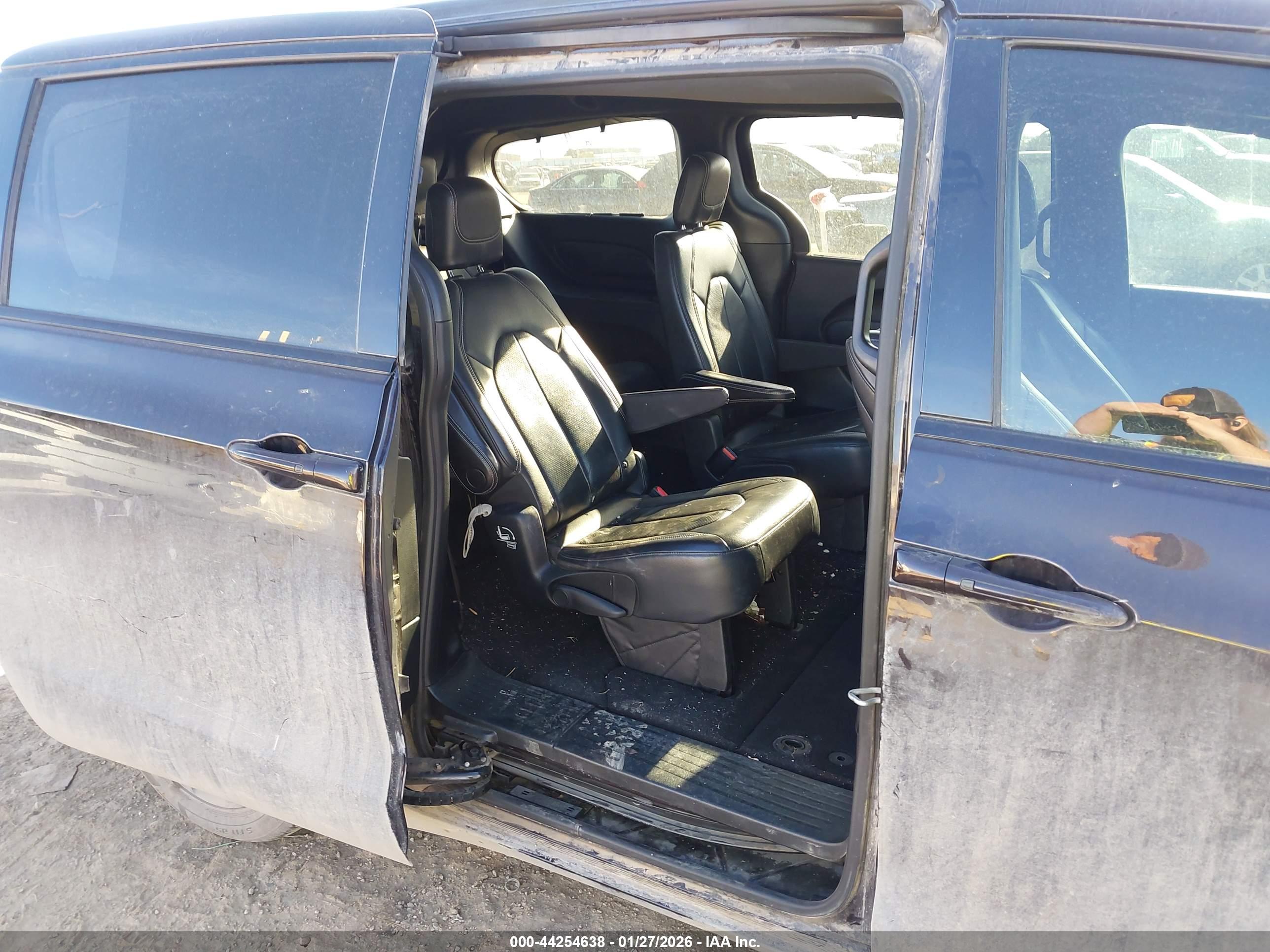 CHRYSLER PACIFICA image 8
