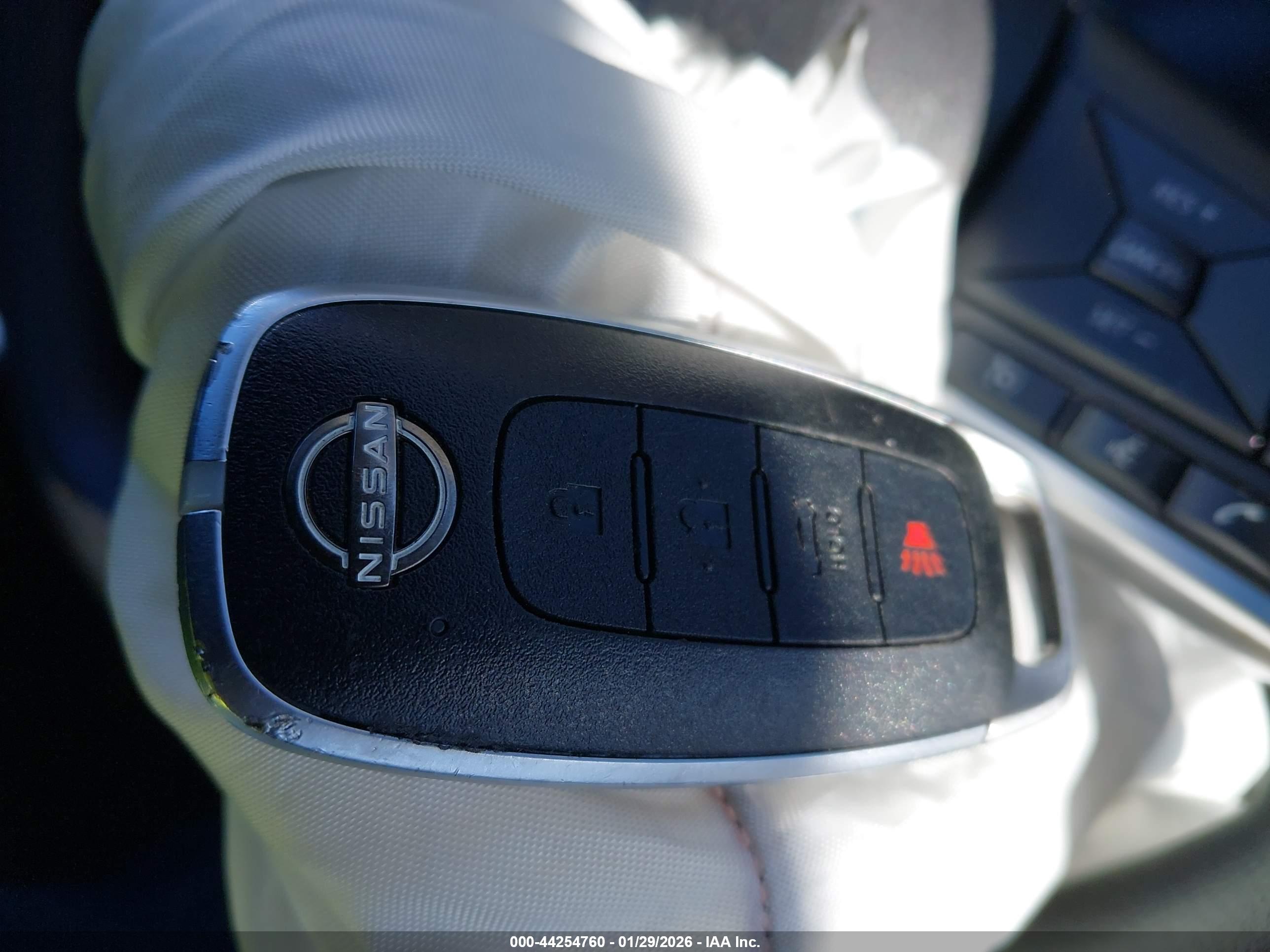 NISSAN VERSA image 11