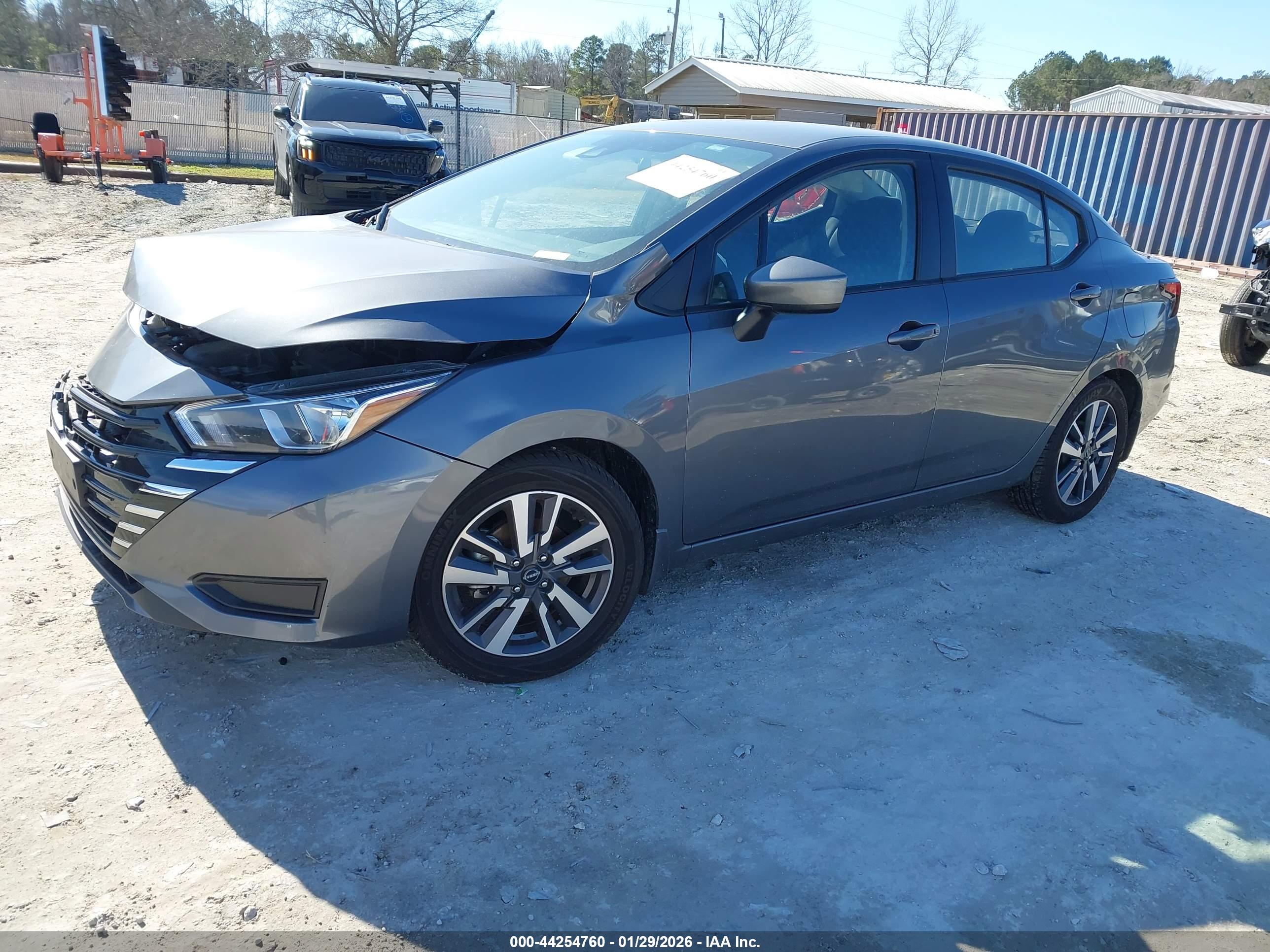 NISSAN VERSA image 2