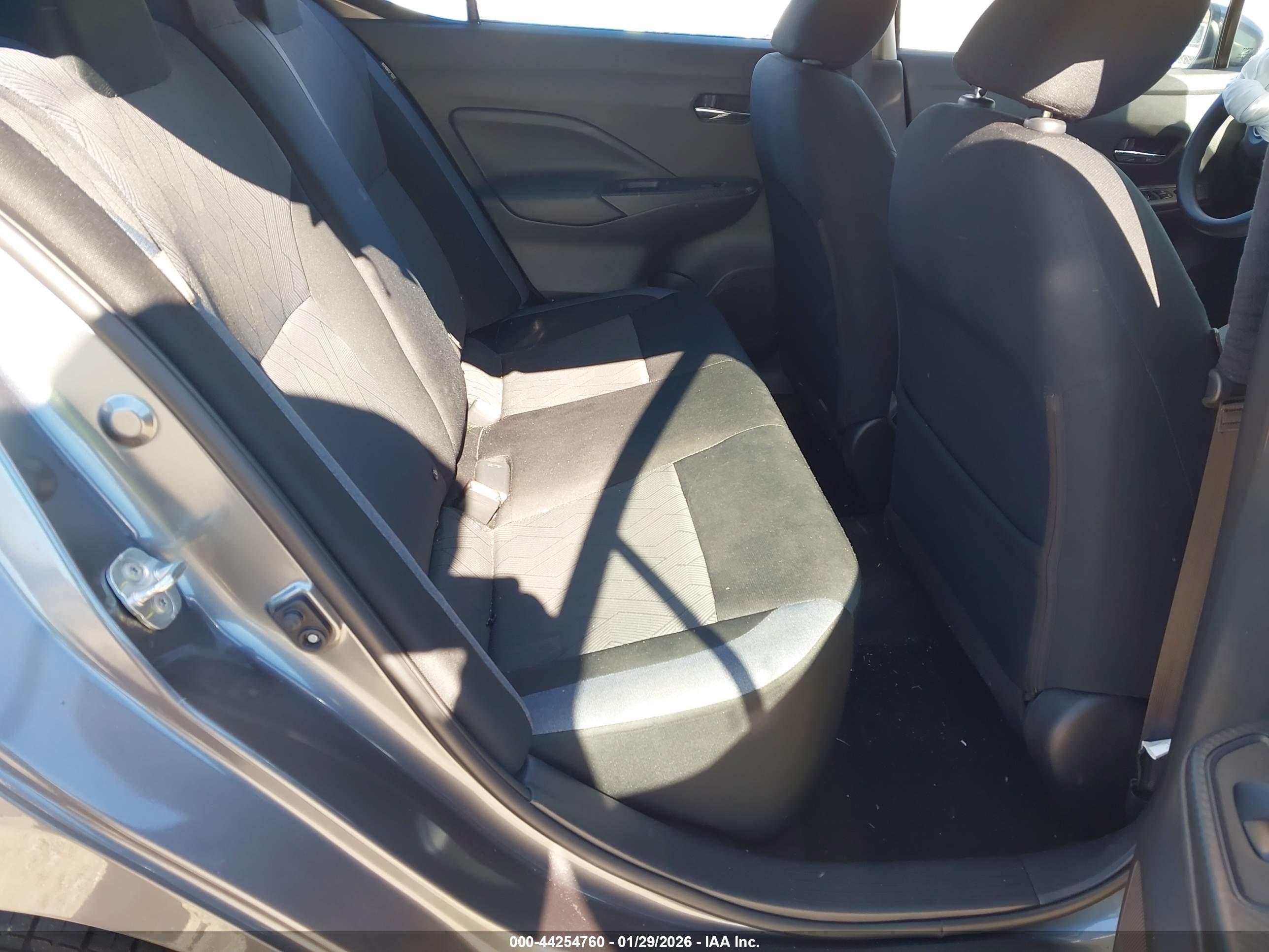 NISSAN VERSA image 8