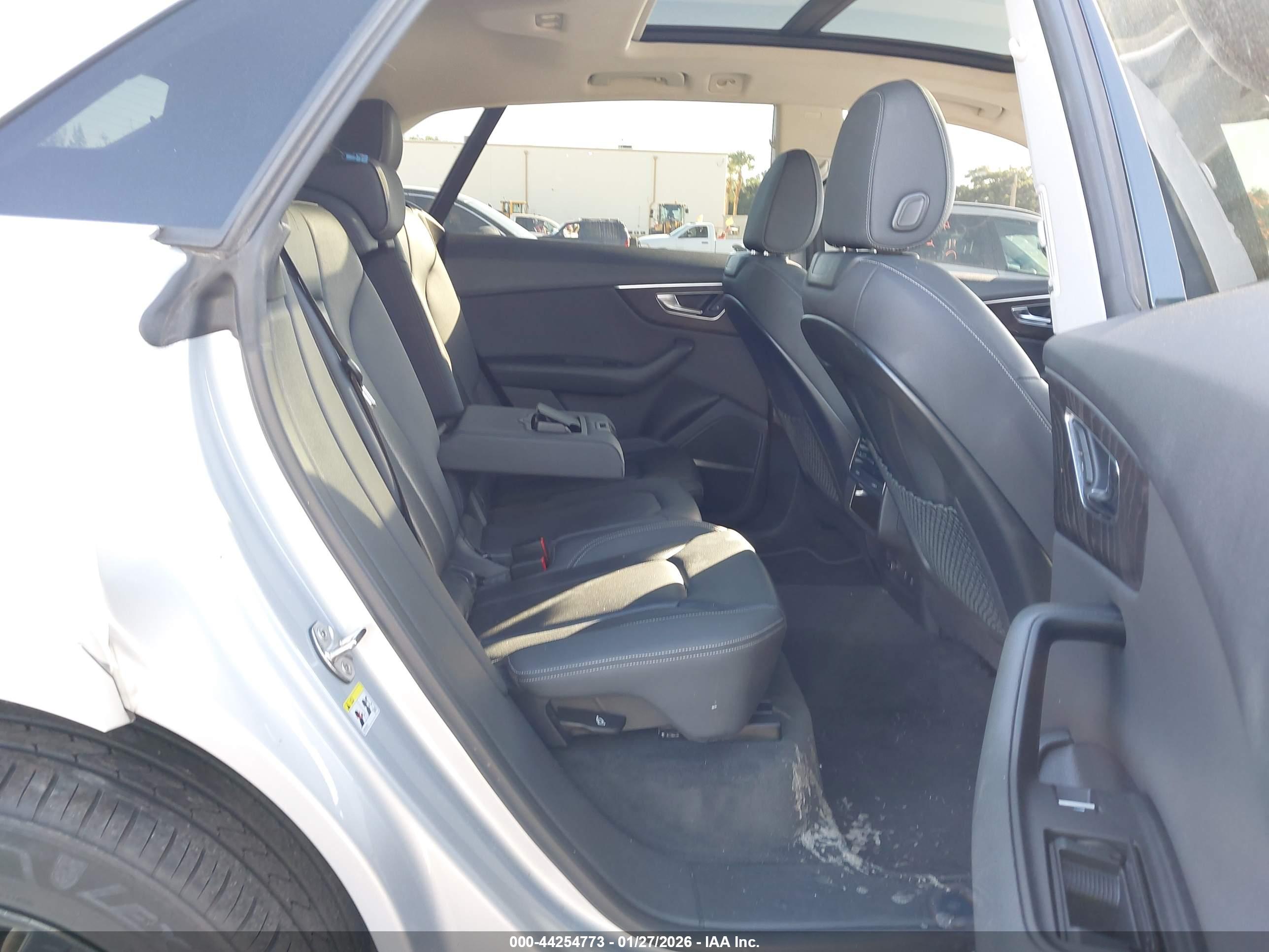 AUDI Q8 image 8