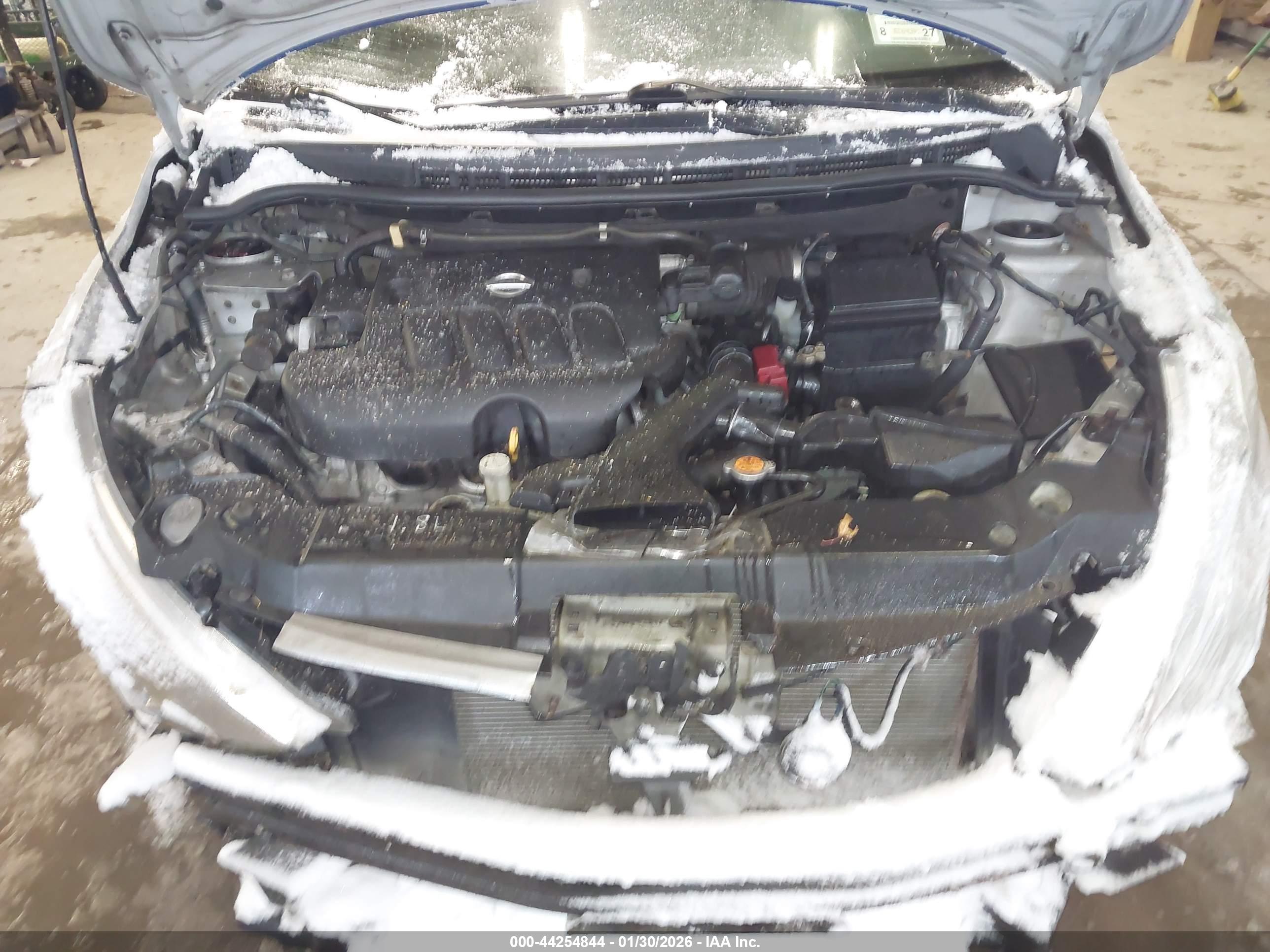 NISSAN VERSA image 10