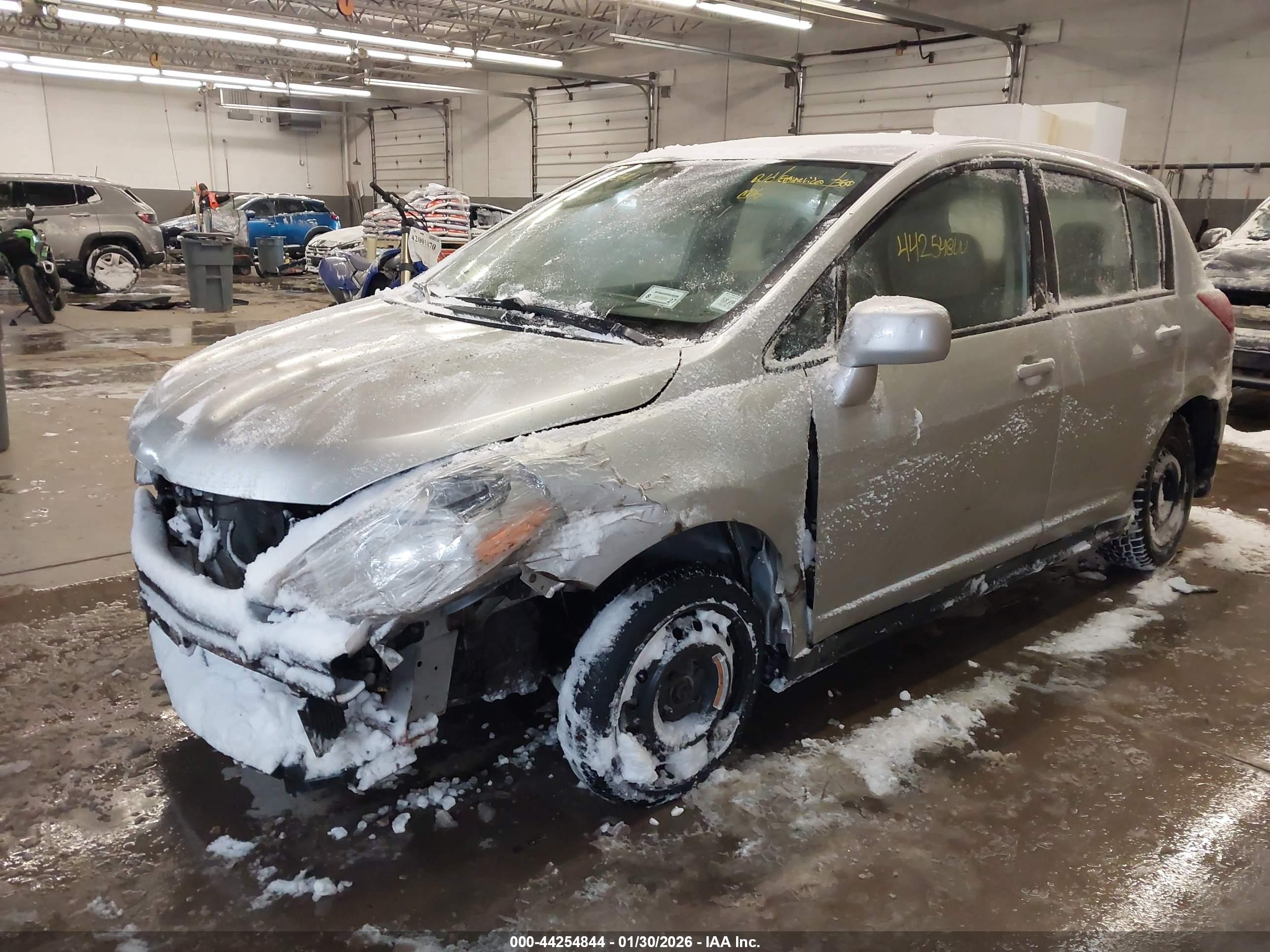 NISSAN VERSA image 2