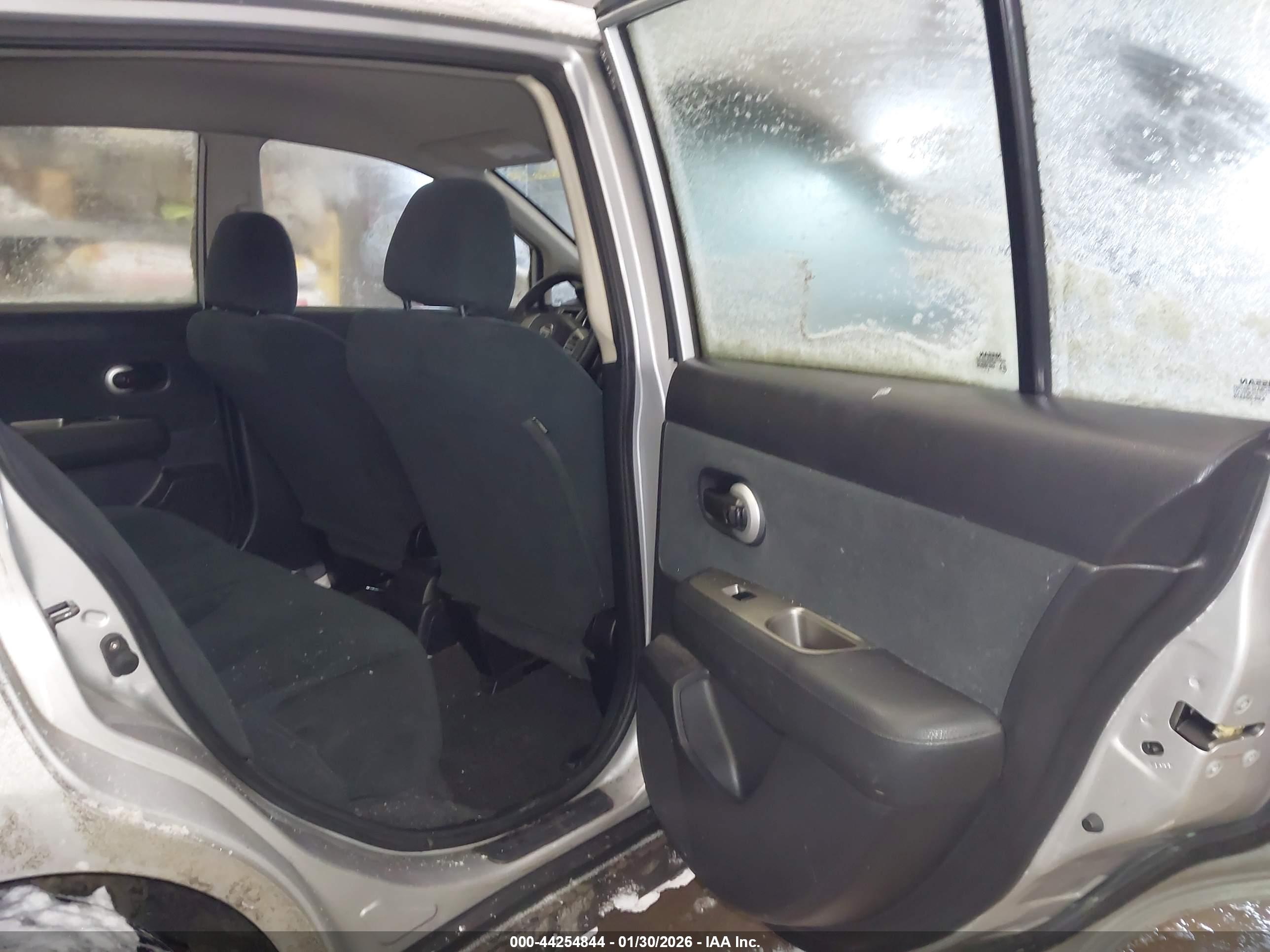 NISSAN VERSA image 8