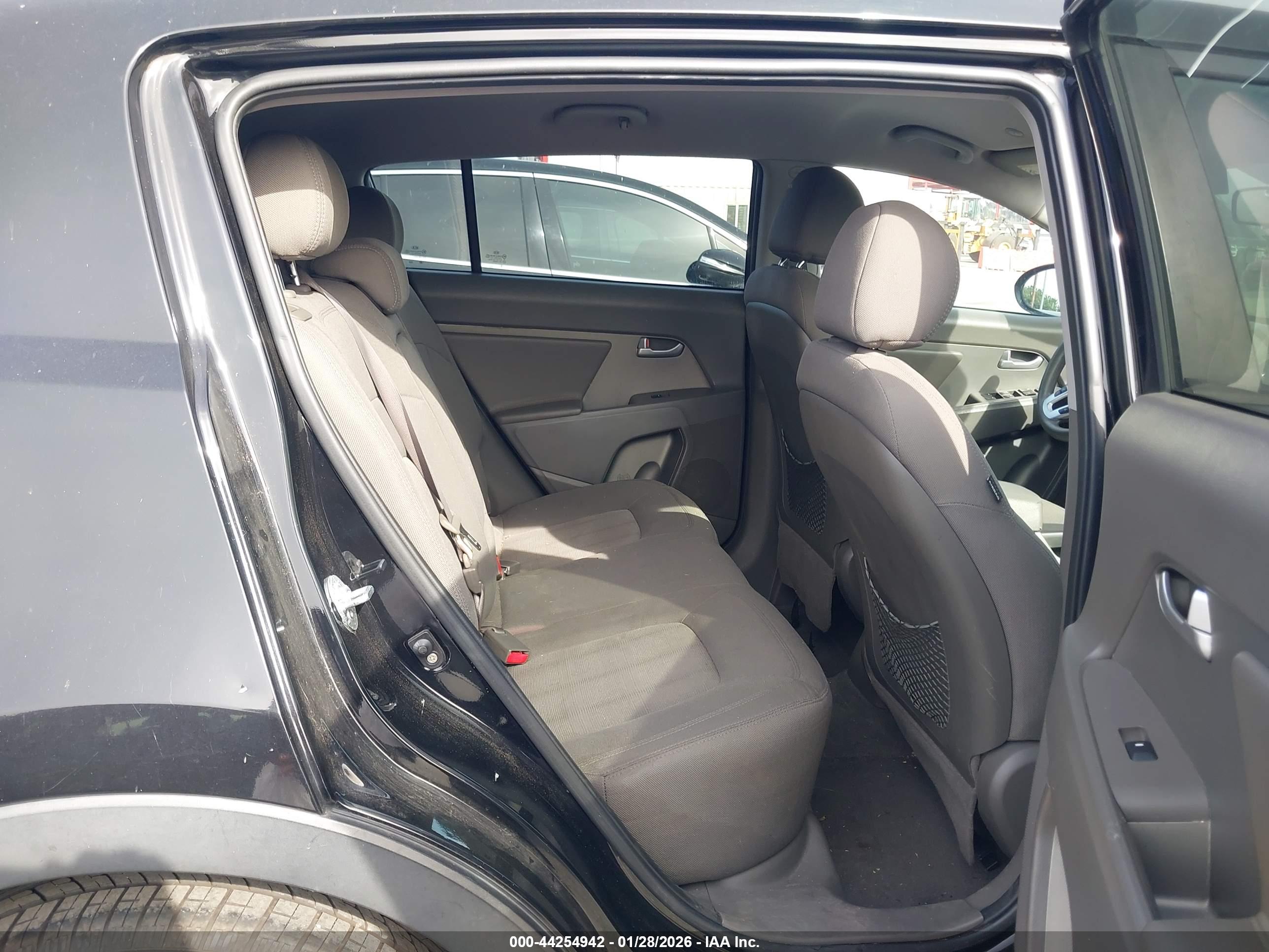 KIA SPORTAGE image 8