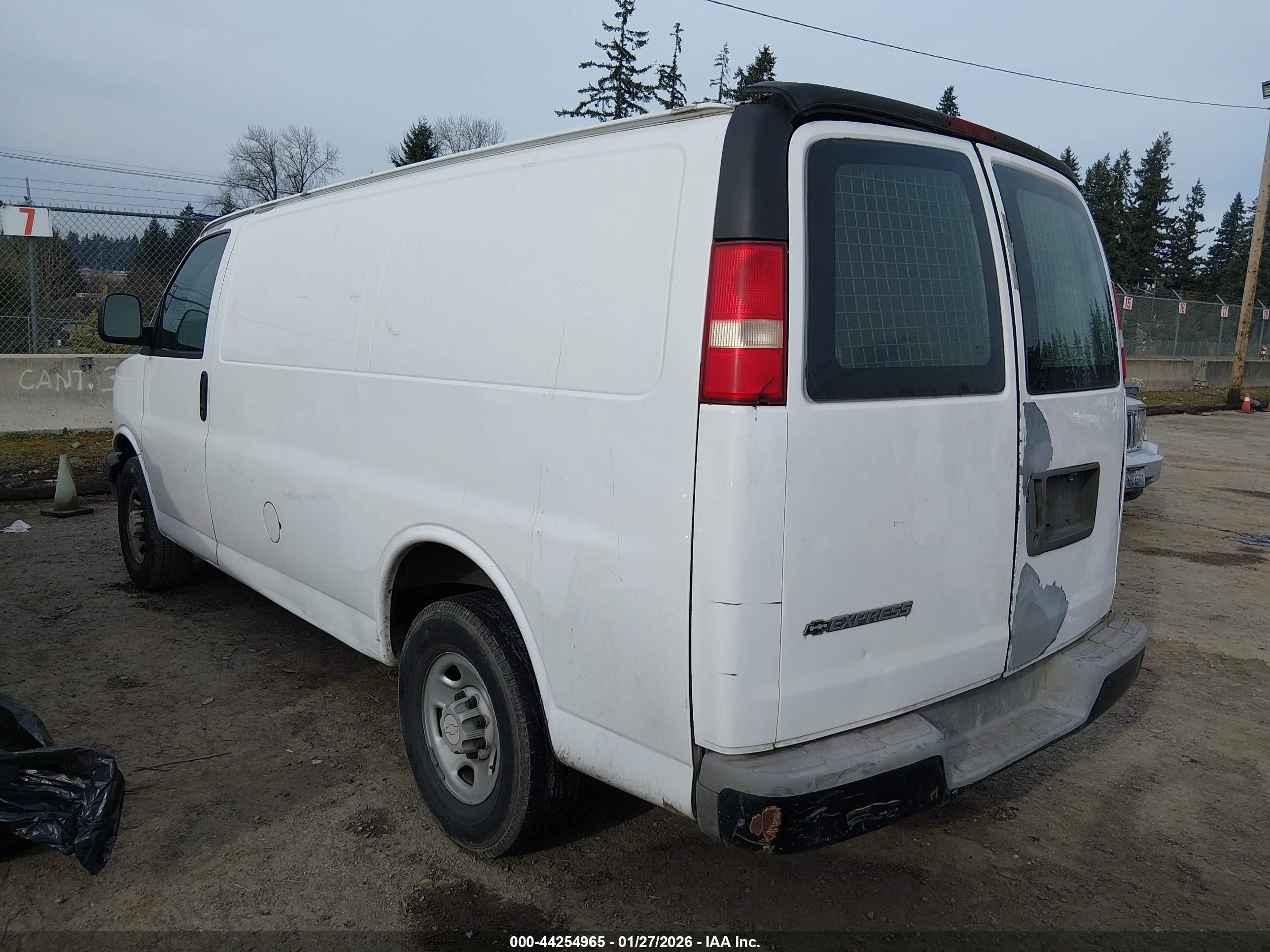 CHEVROLET EXPRESS image 3