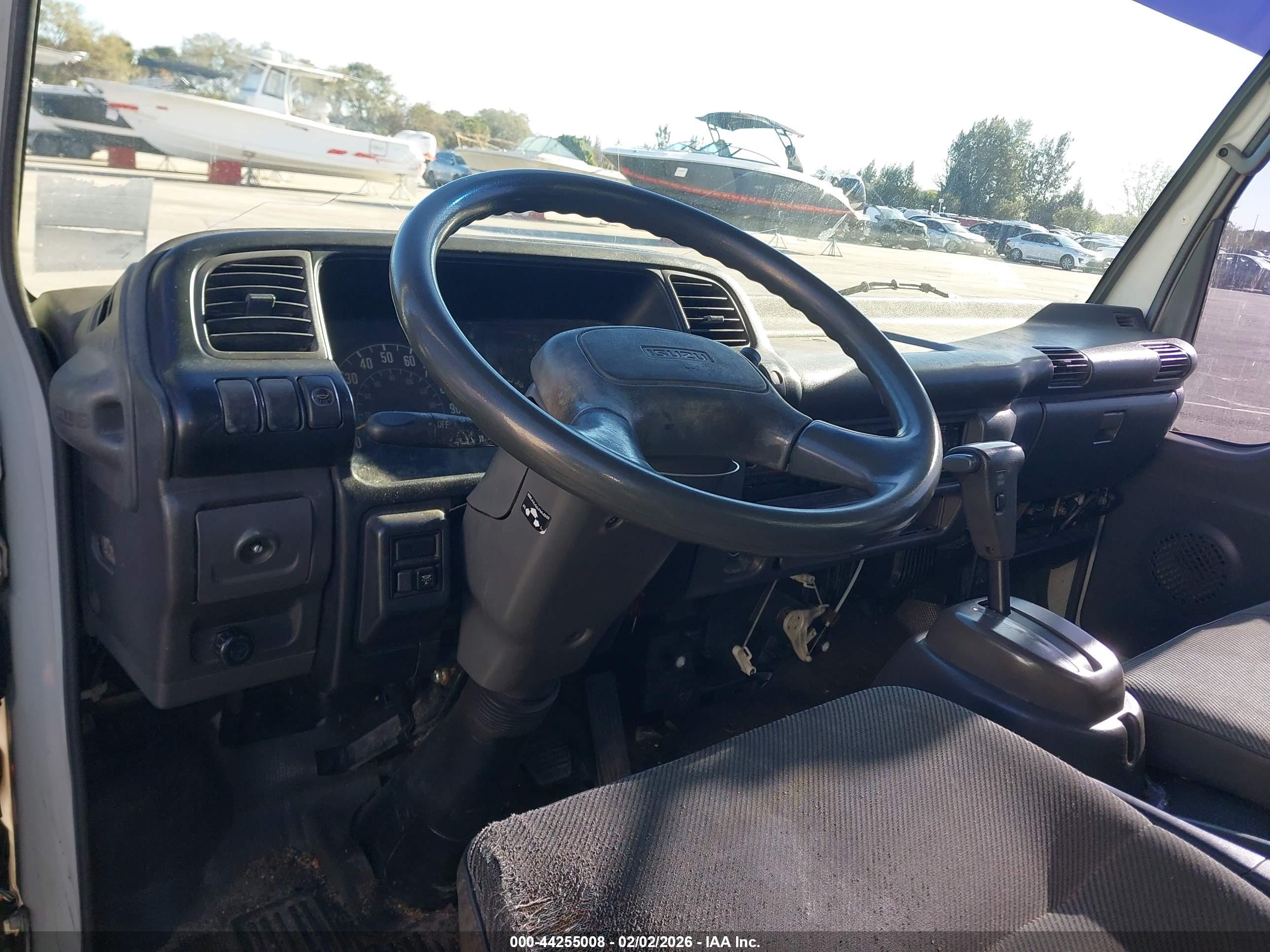 ISUZU NPR image 7