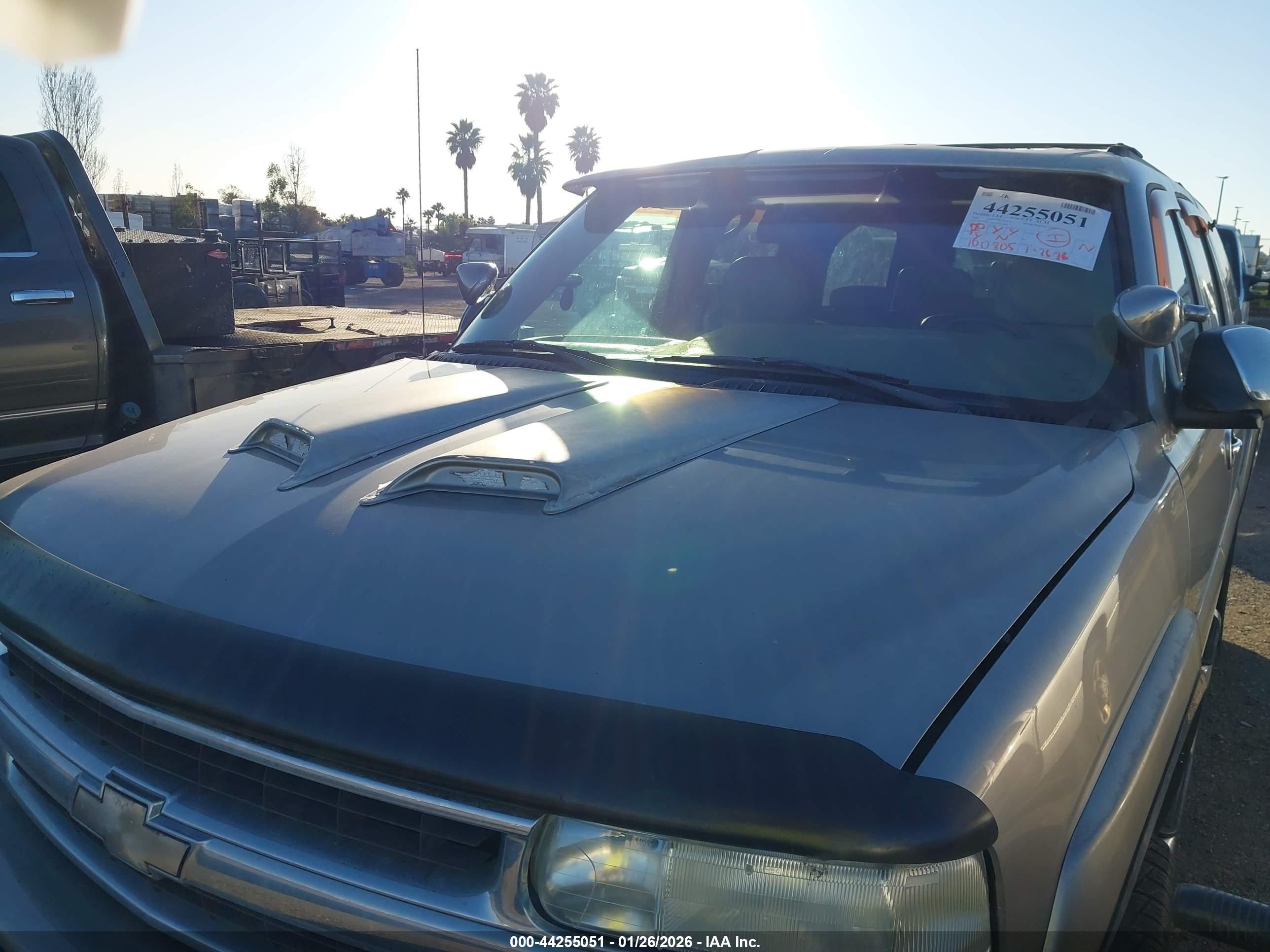 CHEVROLET SUBURBAN image 6