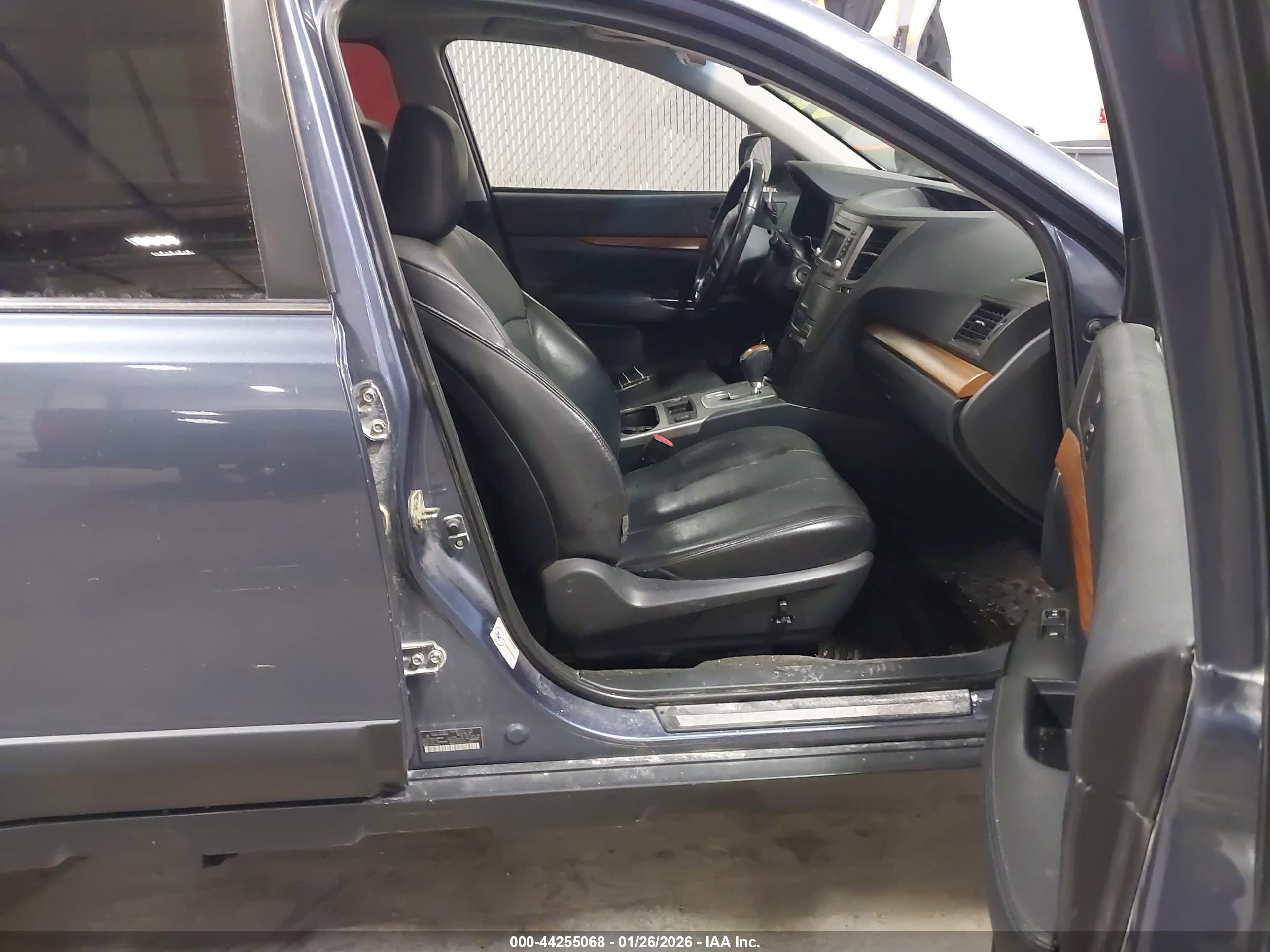 SUBARU OUTBACK image 5