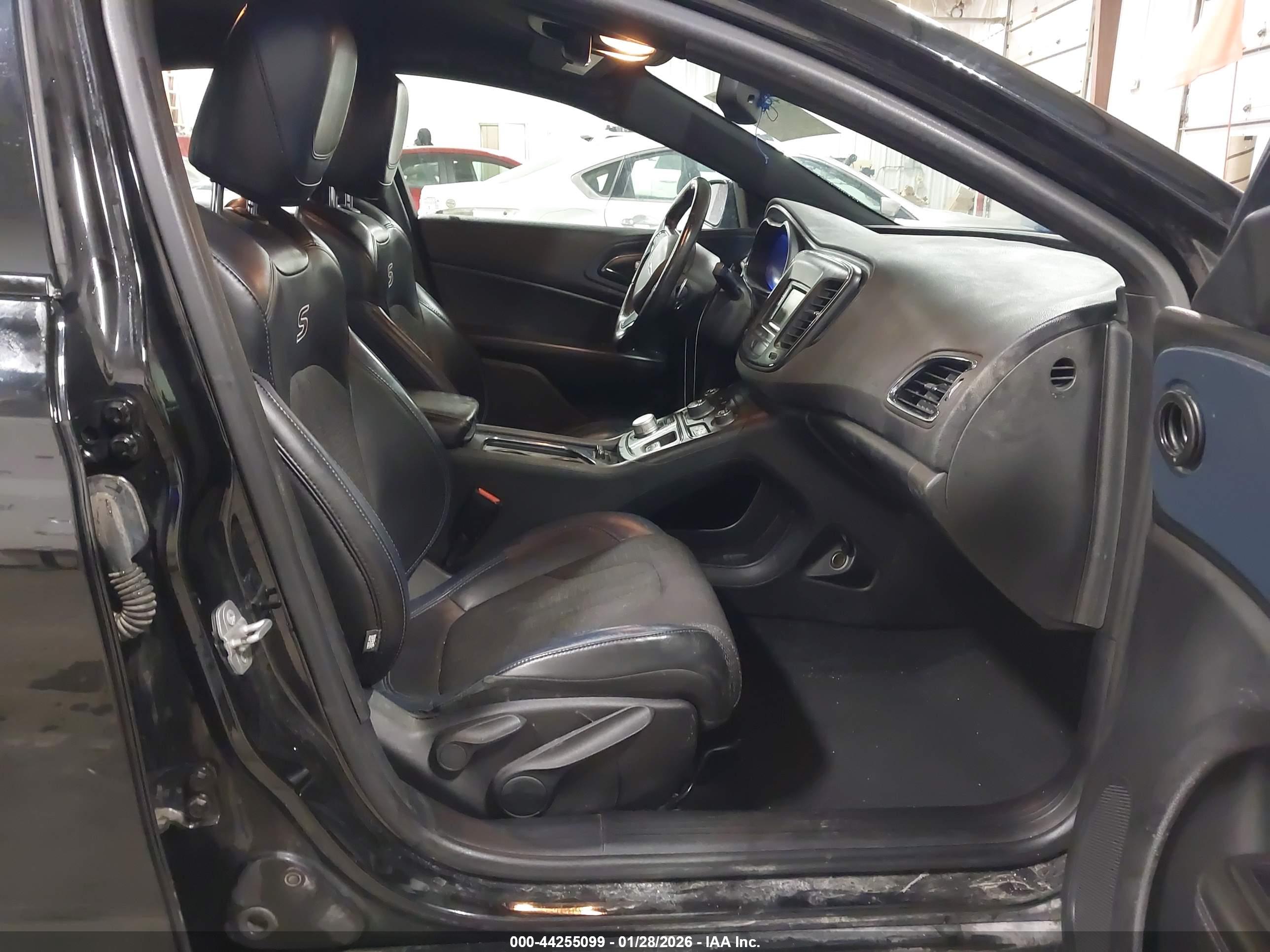 CHRYSLER 200 image 5