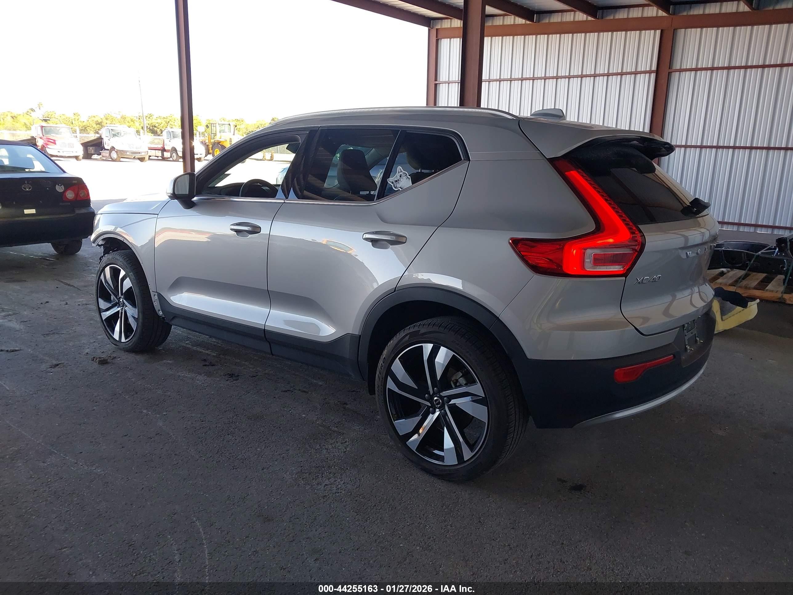 VOLVO XC40 image 3
