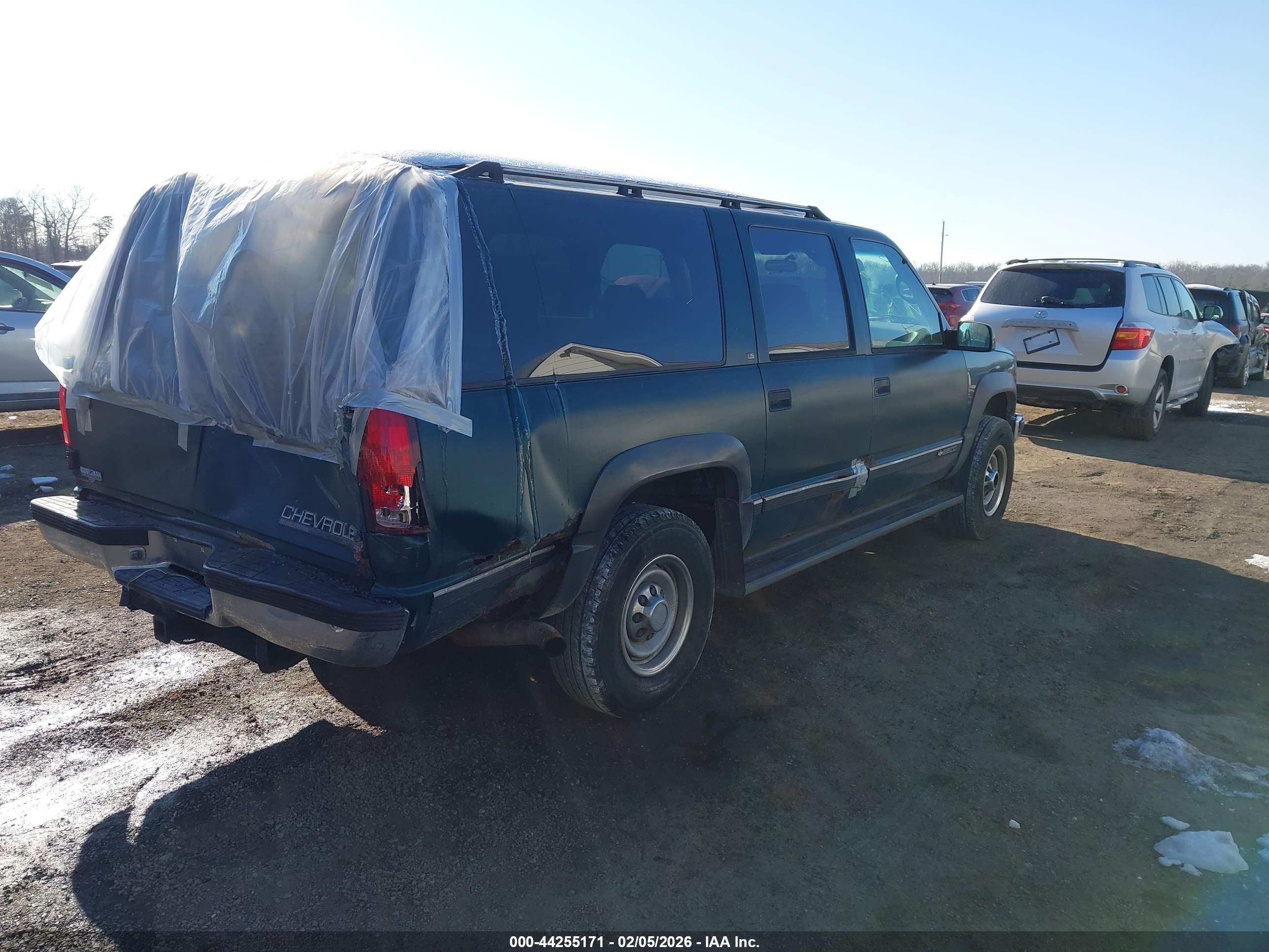 CHEVROLET SUBURBAN image 4