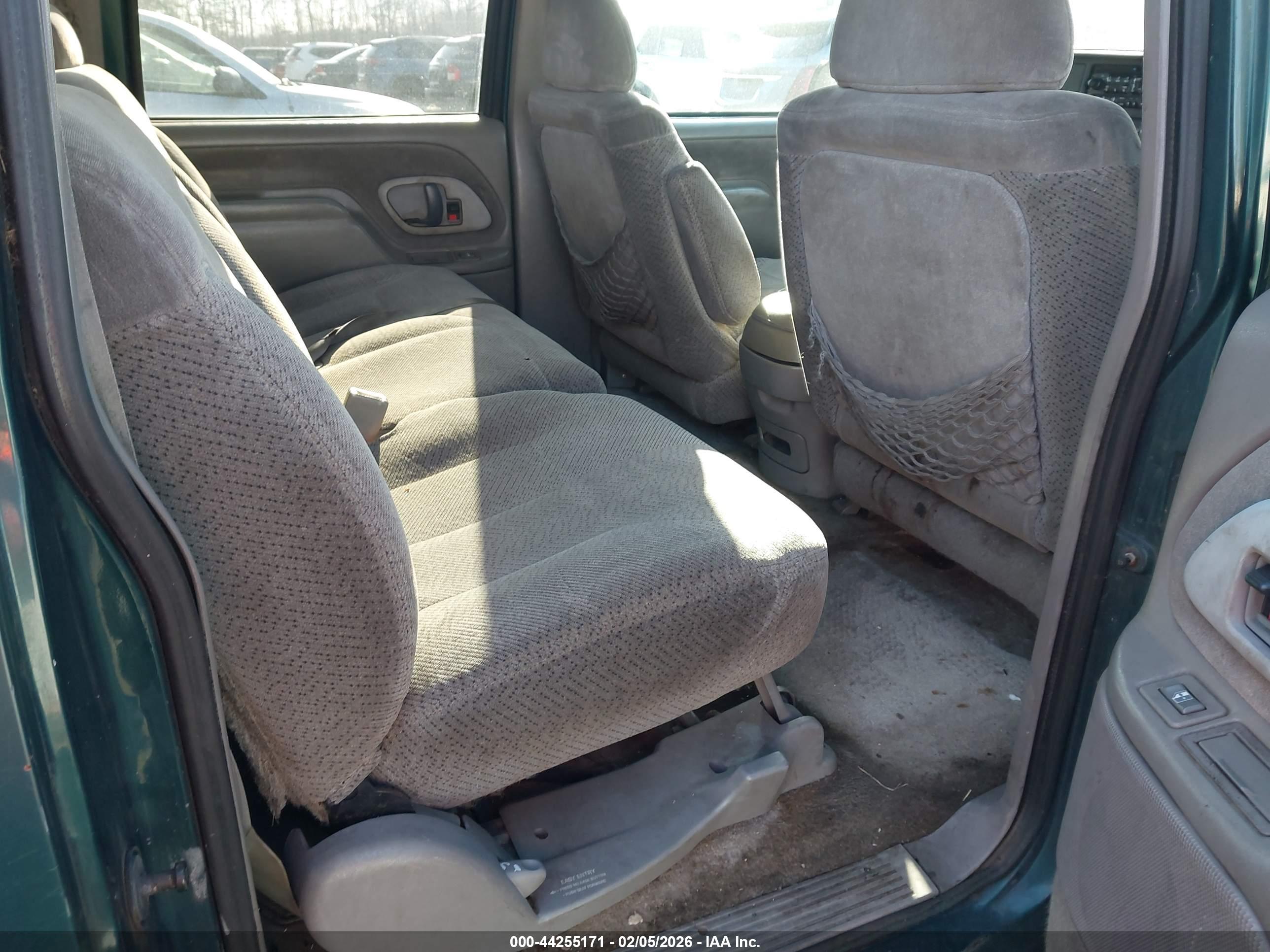 CHEVROLET SUBURBAN image 8