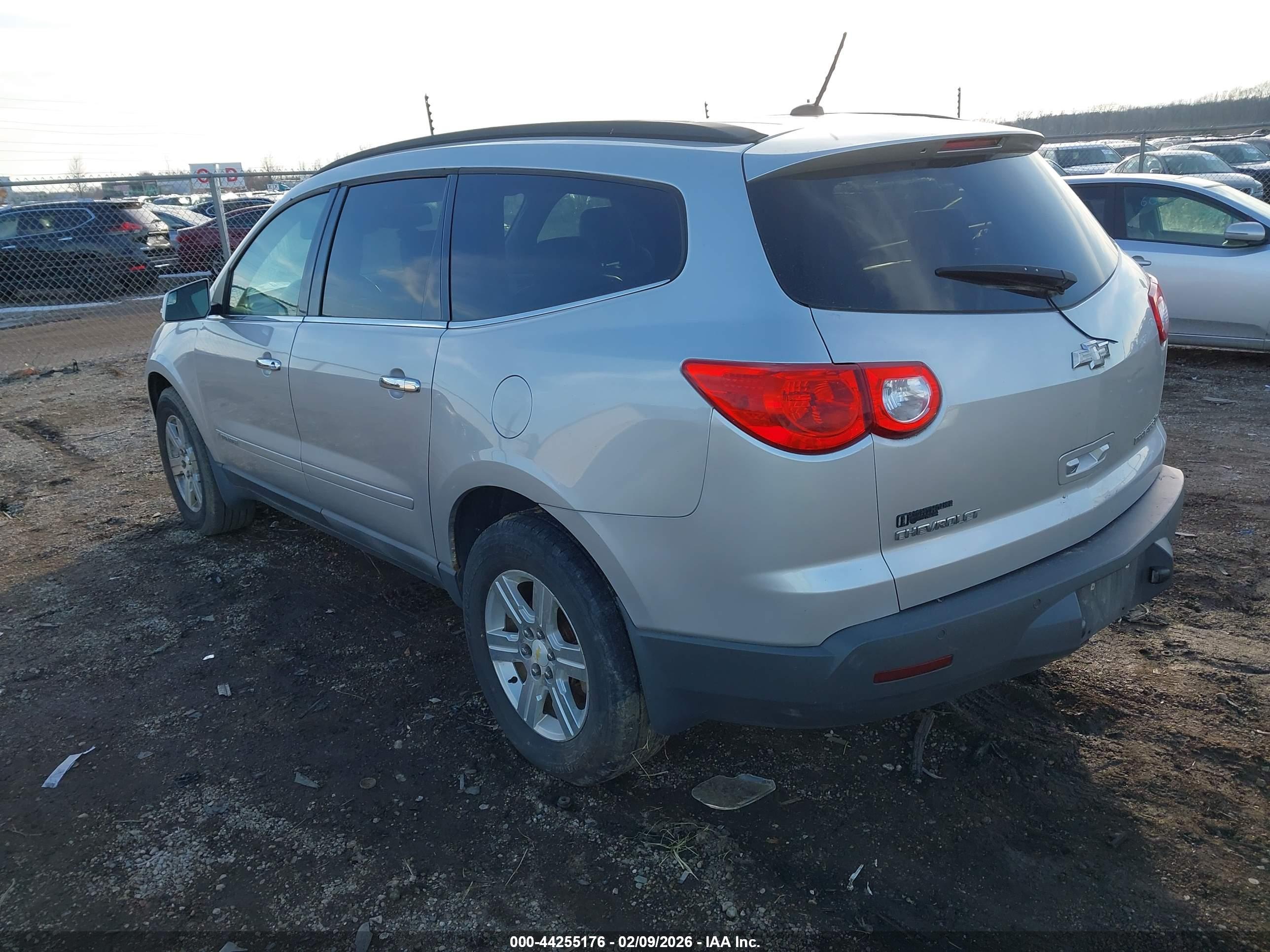 CHEVROLET TRAVERSE image 3