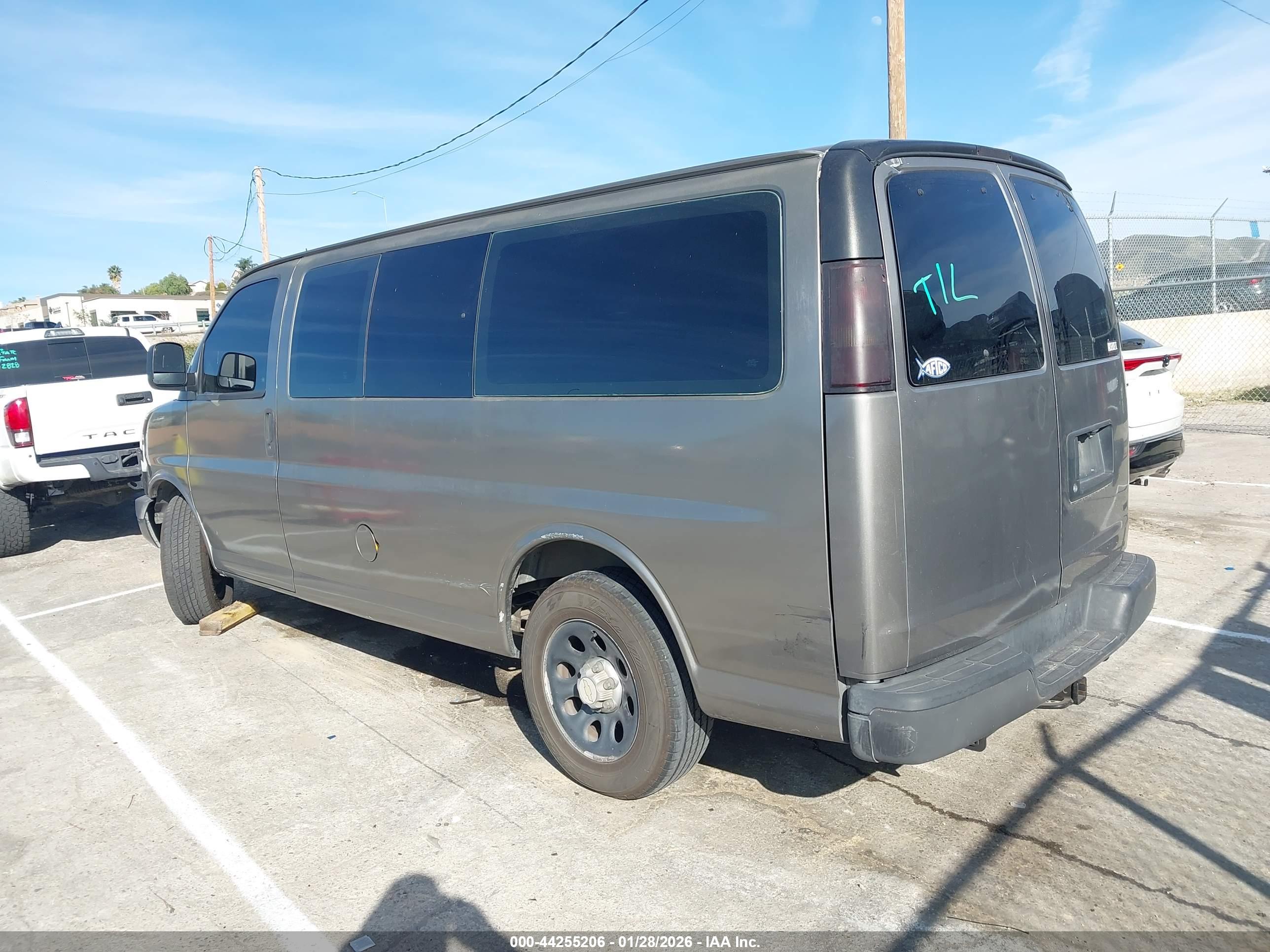 CHEVROLET EXPRESS image 3