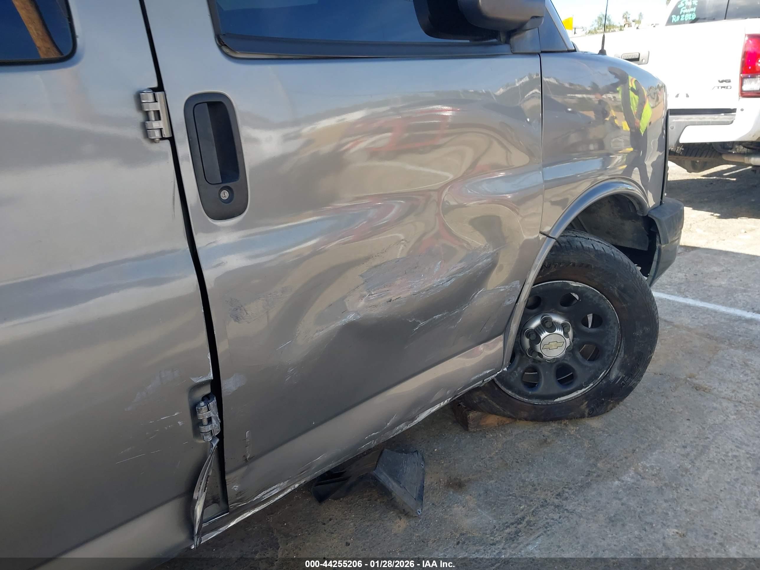 CHEVROLET EXPRESS image 6