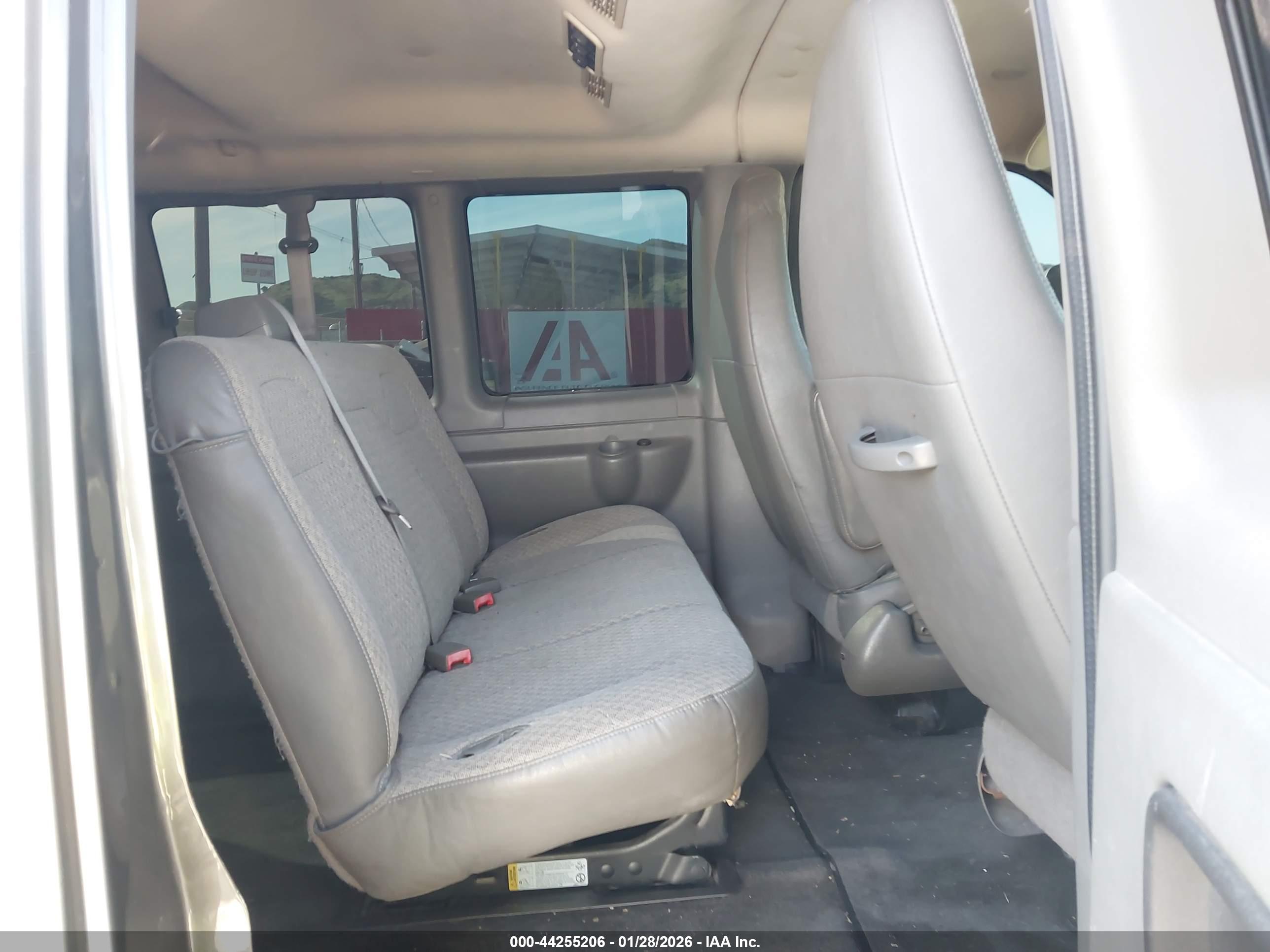 CHEVROLET EXPRESS image 8