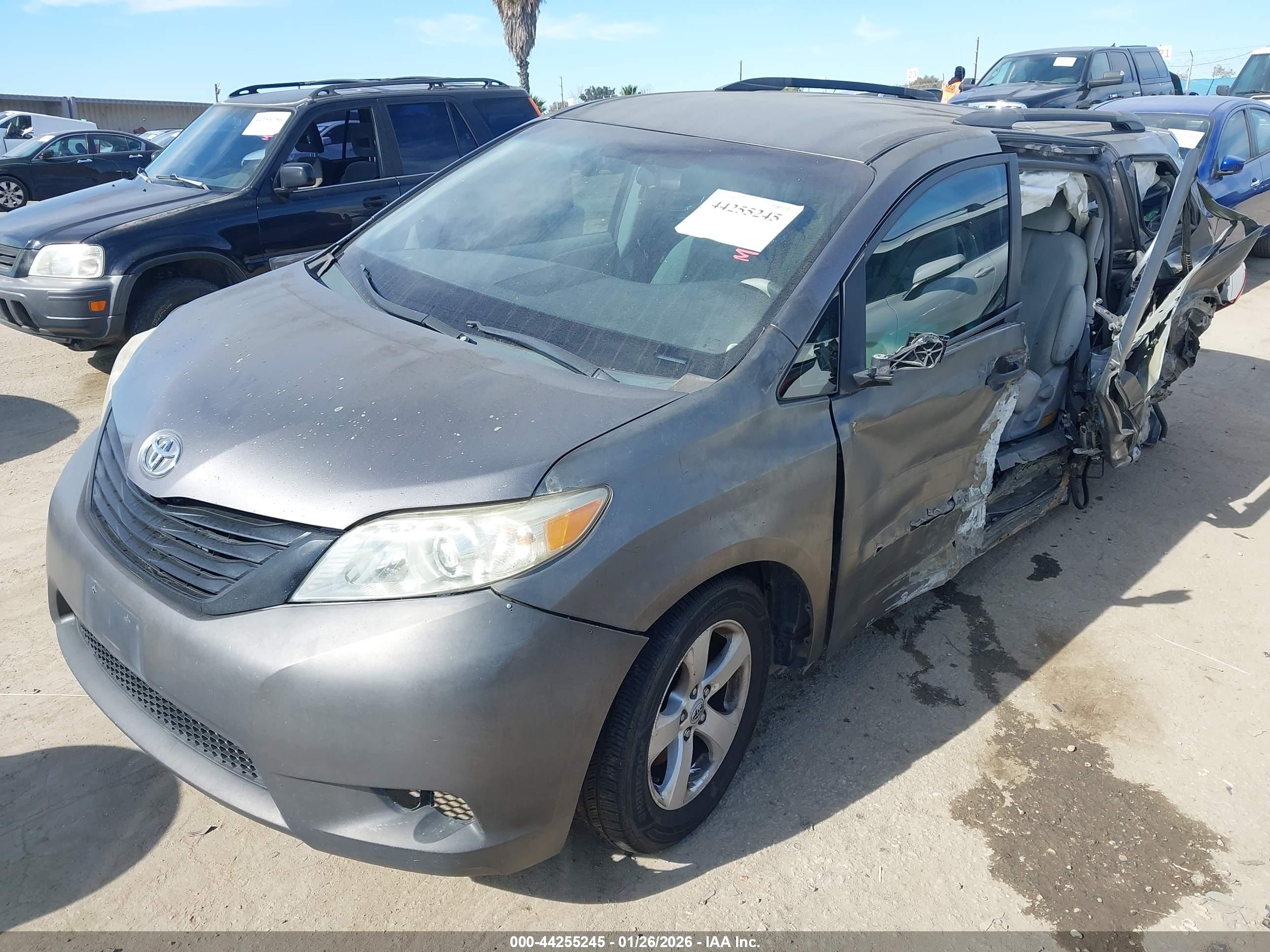 TOYOTA SIENNA image 2