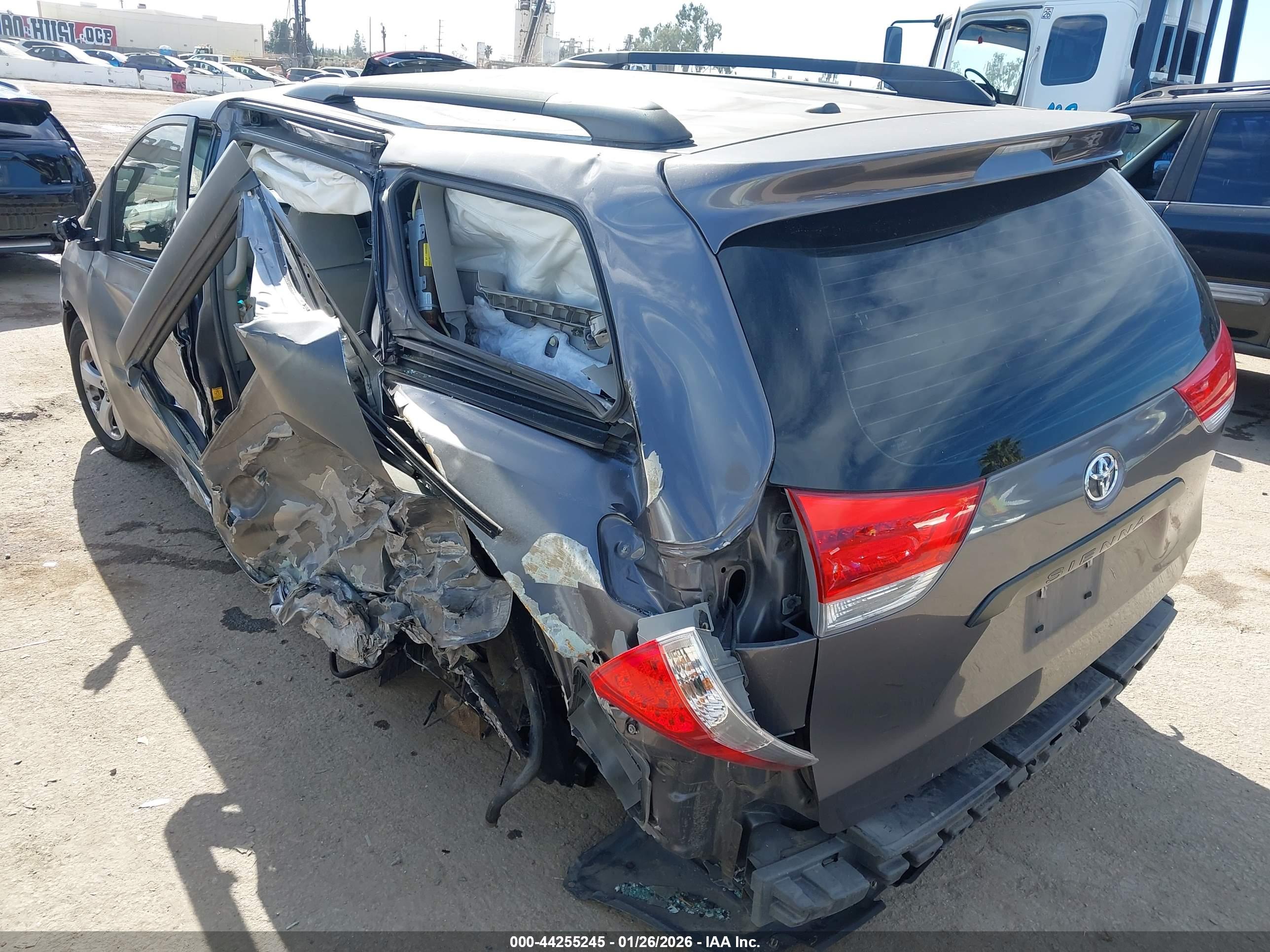 TOYOTA SIENNA image 3