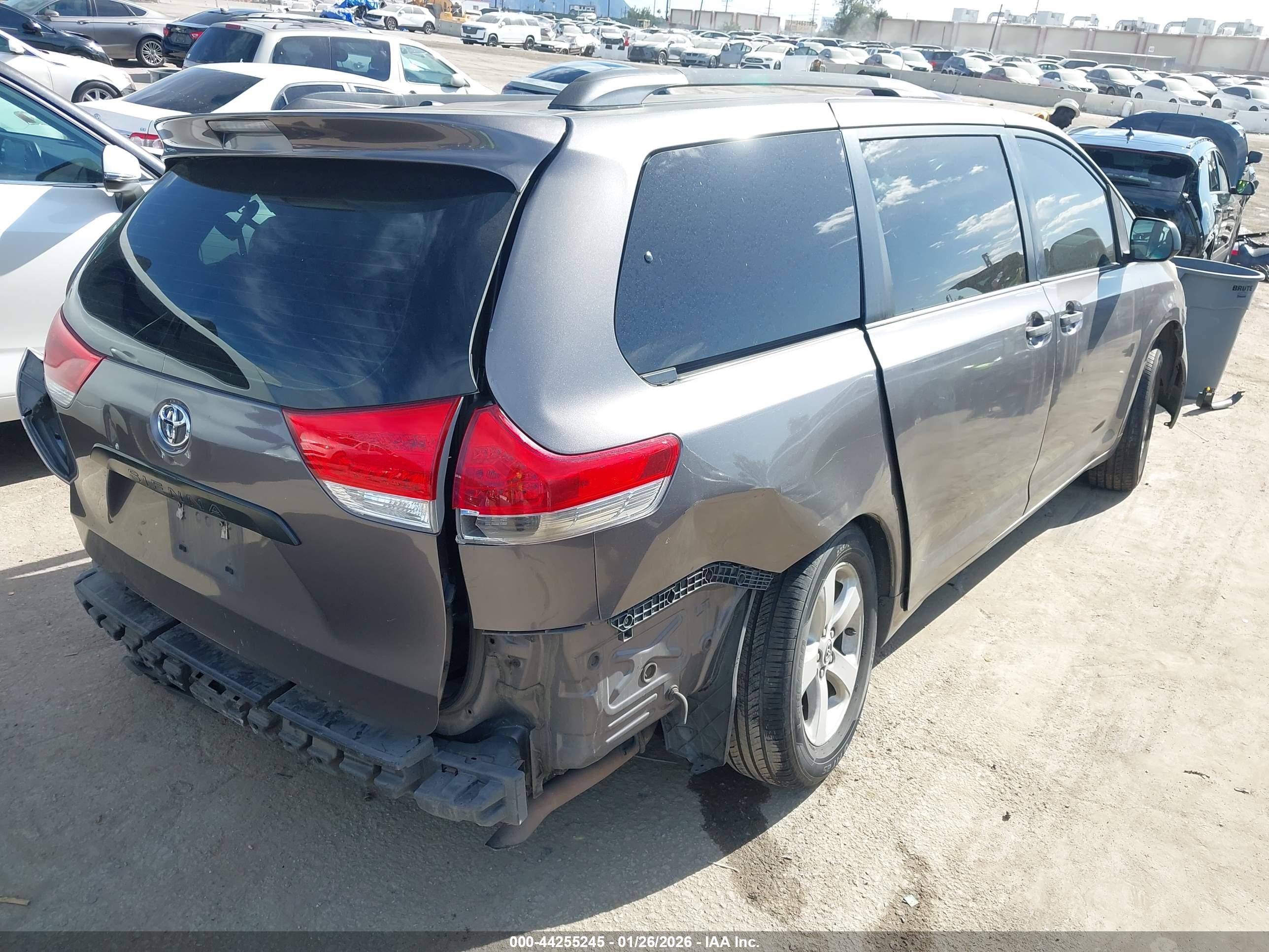 TOYOTA SIENNA image 4